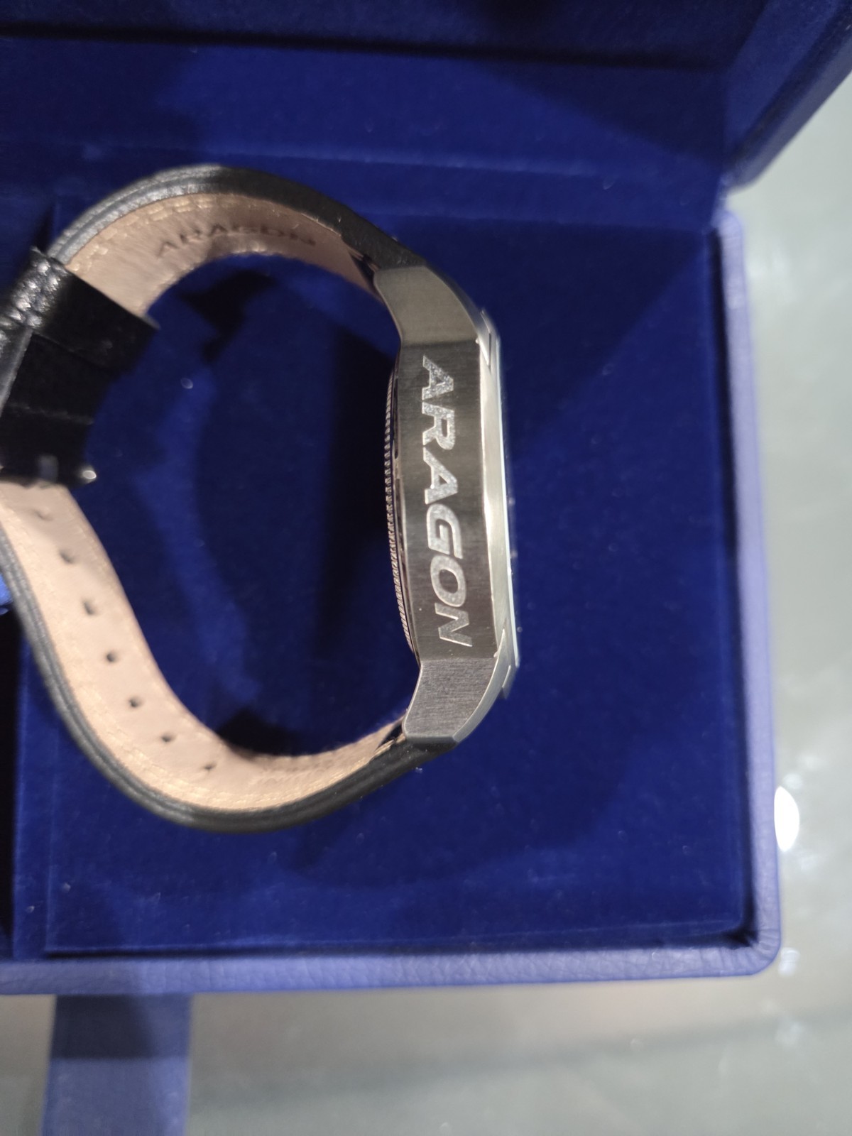 ARAGON Anviator Men’s Quartz 43mm Dragon Dial 100m Black Leather Strap Box