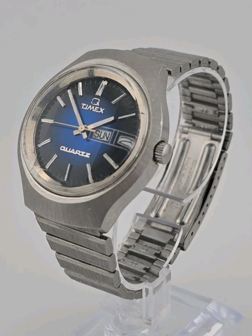 1970’s Vintage Timex Q Quartz Day-Date Watch Blue Dial 38mm w/ Bracelet – Works