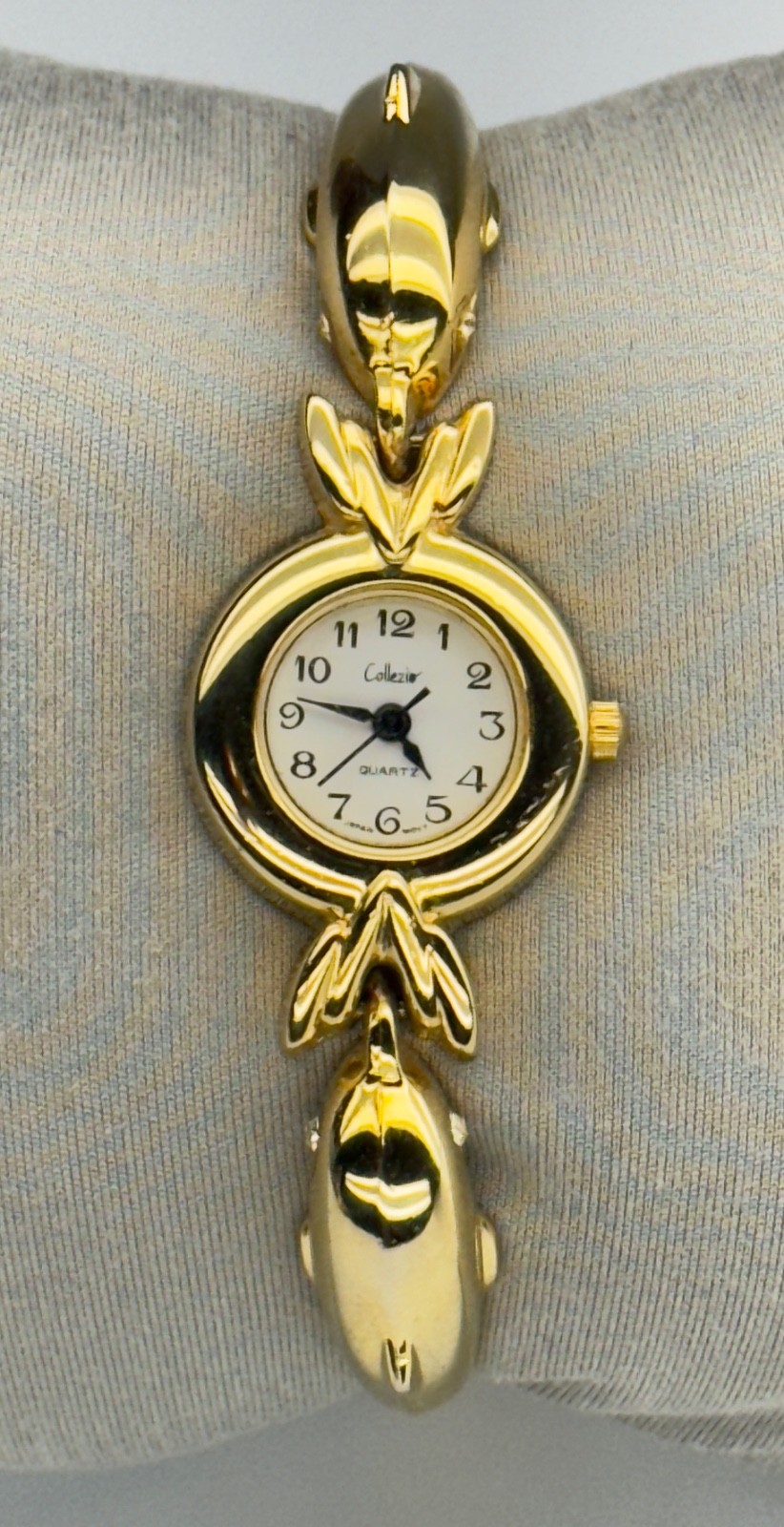 Women’s Collezio Quartz Wristwatch Gold Tone Dolphin Bracelet Analog Linked READ
