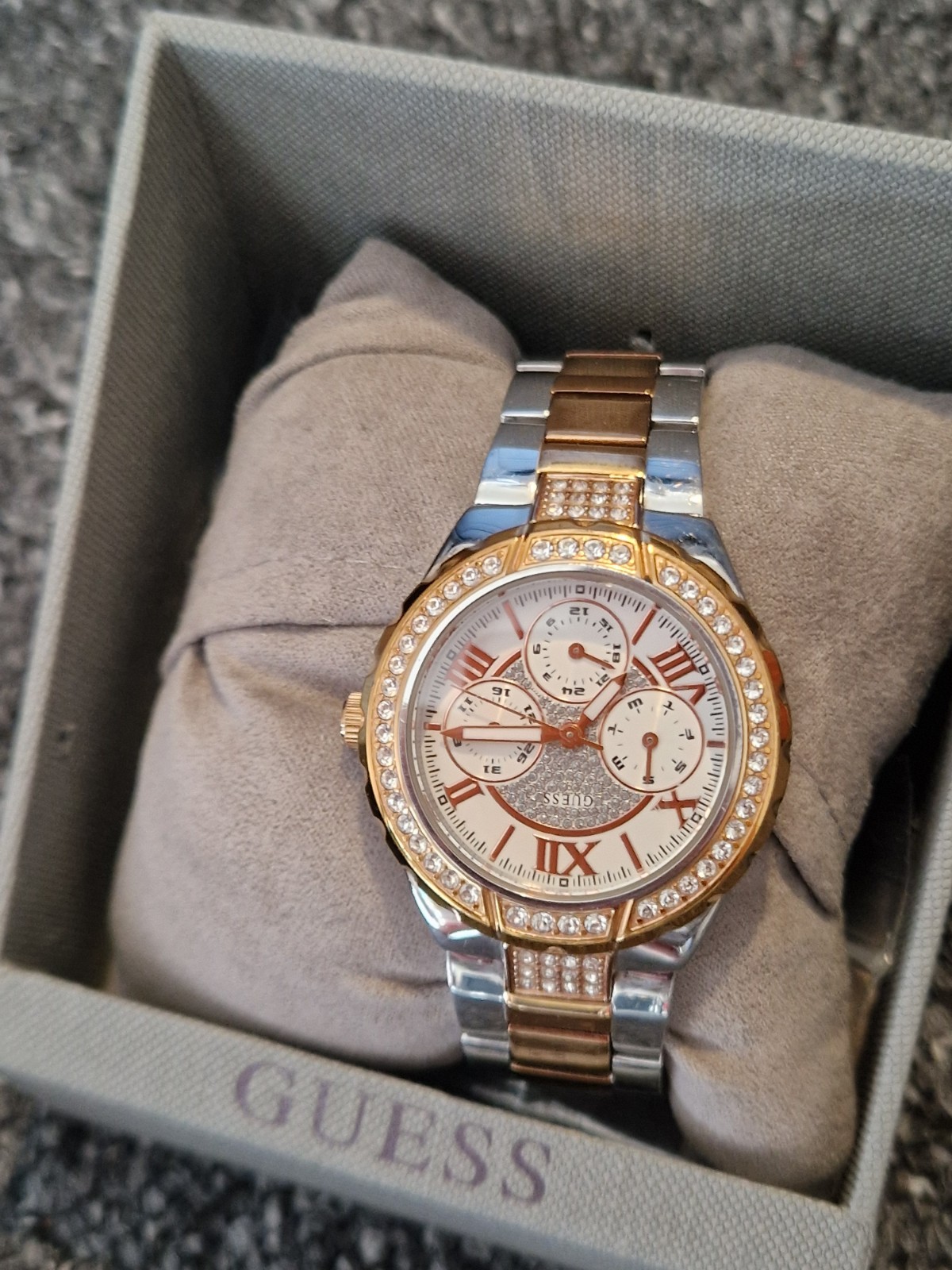 Guess Ladies Viva Range watch W0111L4 pre-loved Great condition