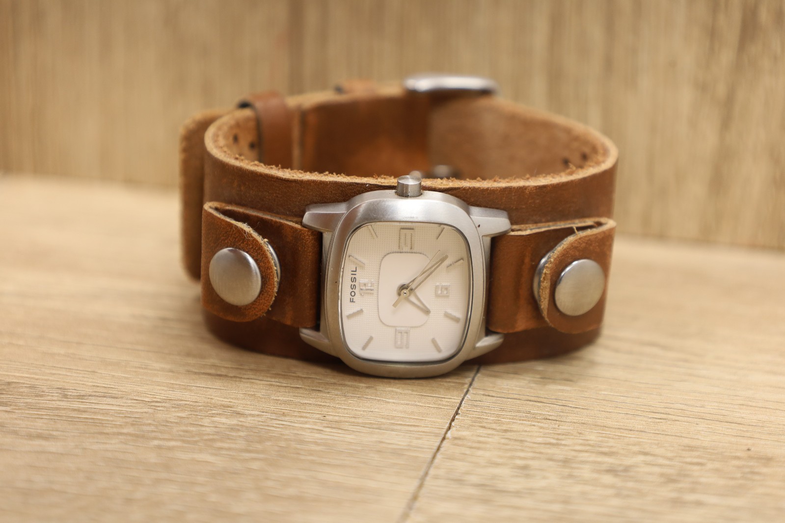 Vin Womens Fossil jr-9293 Leather Cuff Stainless Steel Watch New Batt