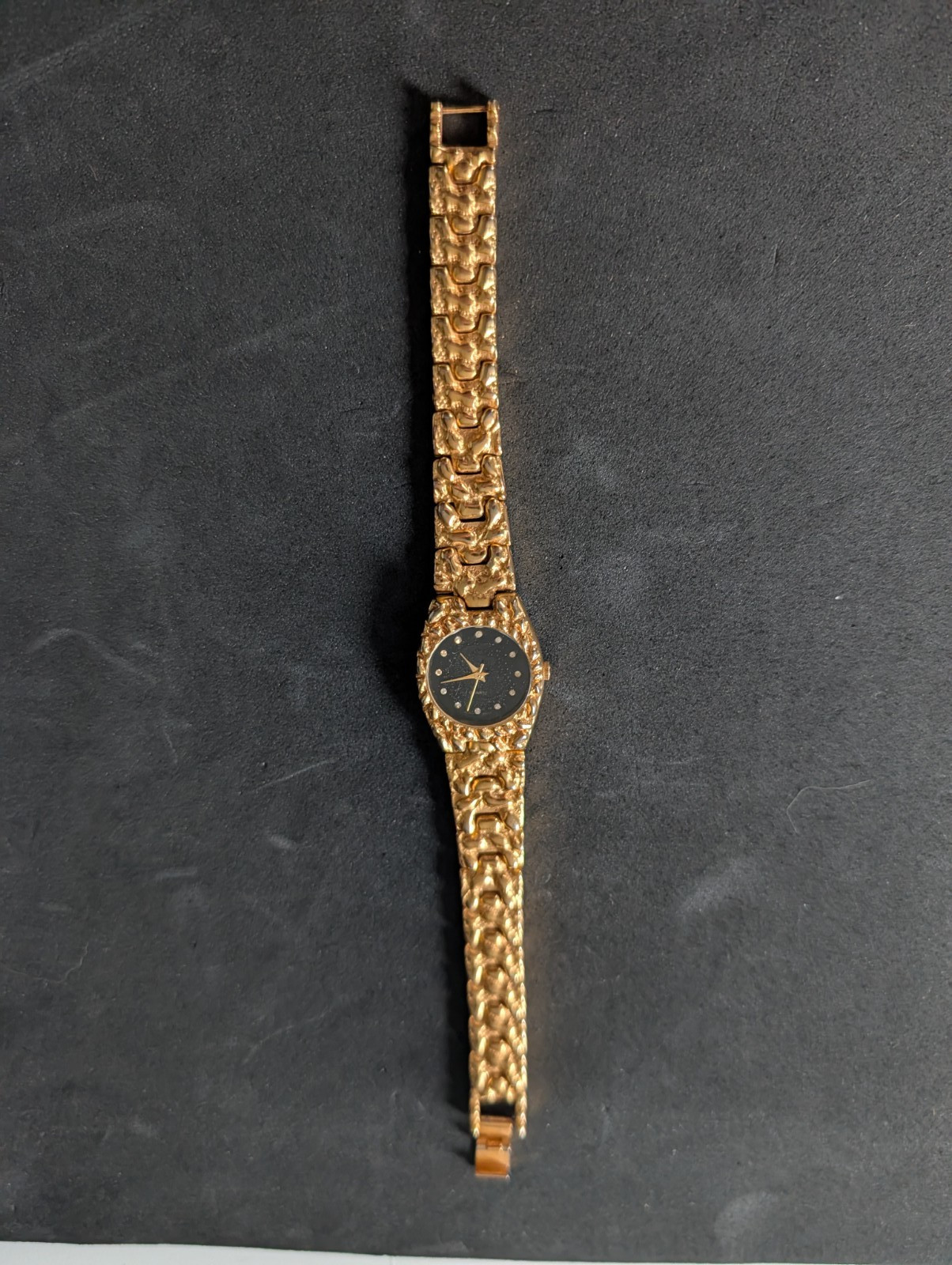 VINTAGE LIFE LONG UNISEX GOLD TONE NUGGET QUARTZ WATCH BLACK DIAL RUNNING