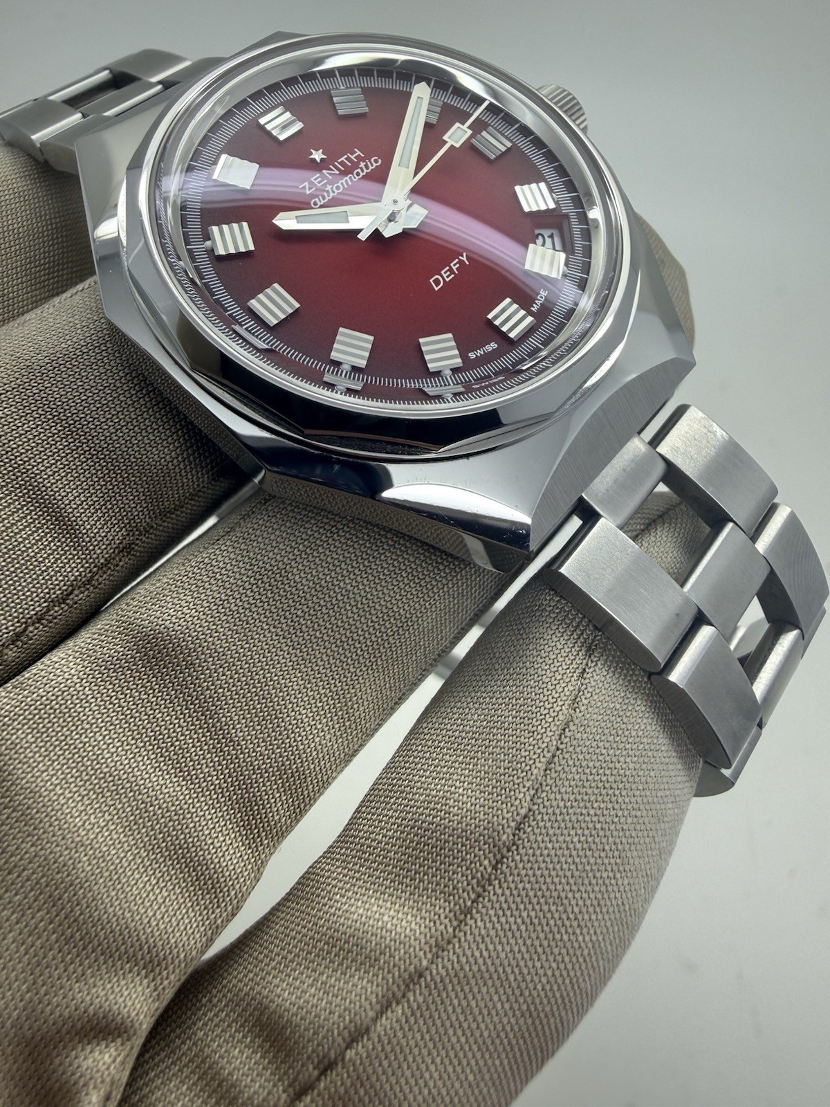 2023 Zenith Defy Revival Red Dial 37mm Auto A3691 03.A3642.670/3691.M3642 B+P