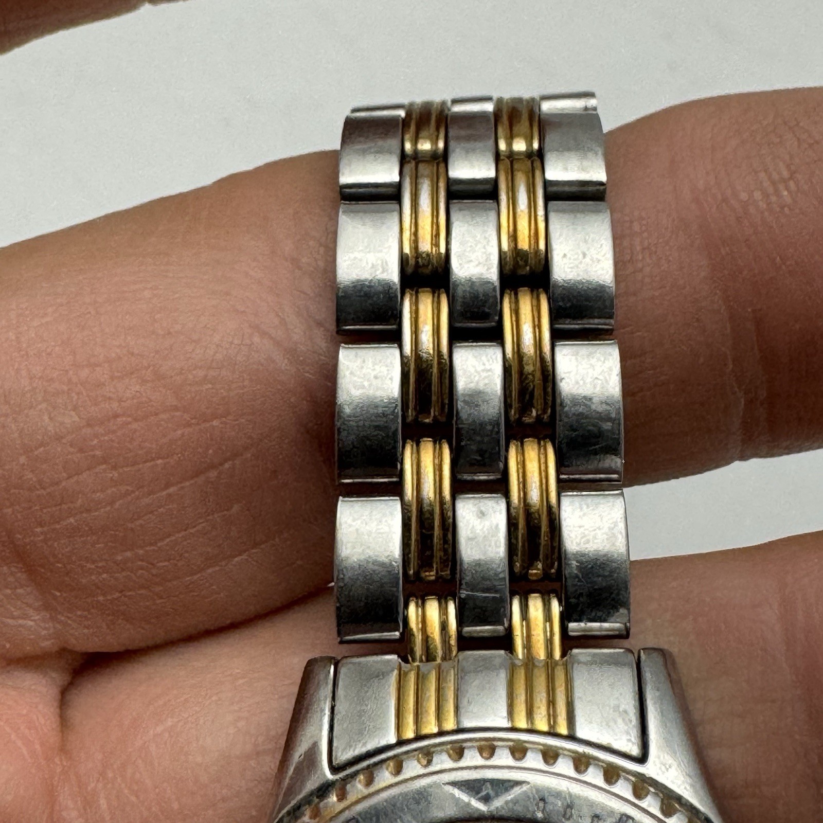 Wenger Swiss Military Watch 28mm Women’s 79095 Mineral Crystal Needs Battery