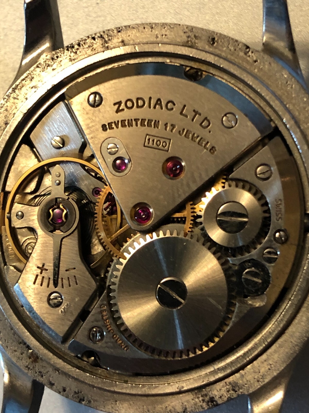 VINTAGE ZODIAC CAL 1100 MOONPHASE TRIPLE DATE MECHANICAL MENS WATCH