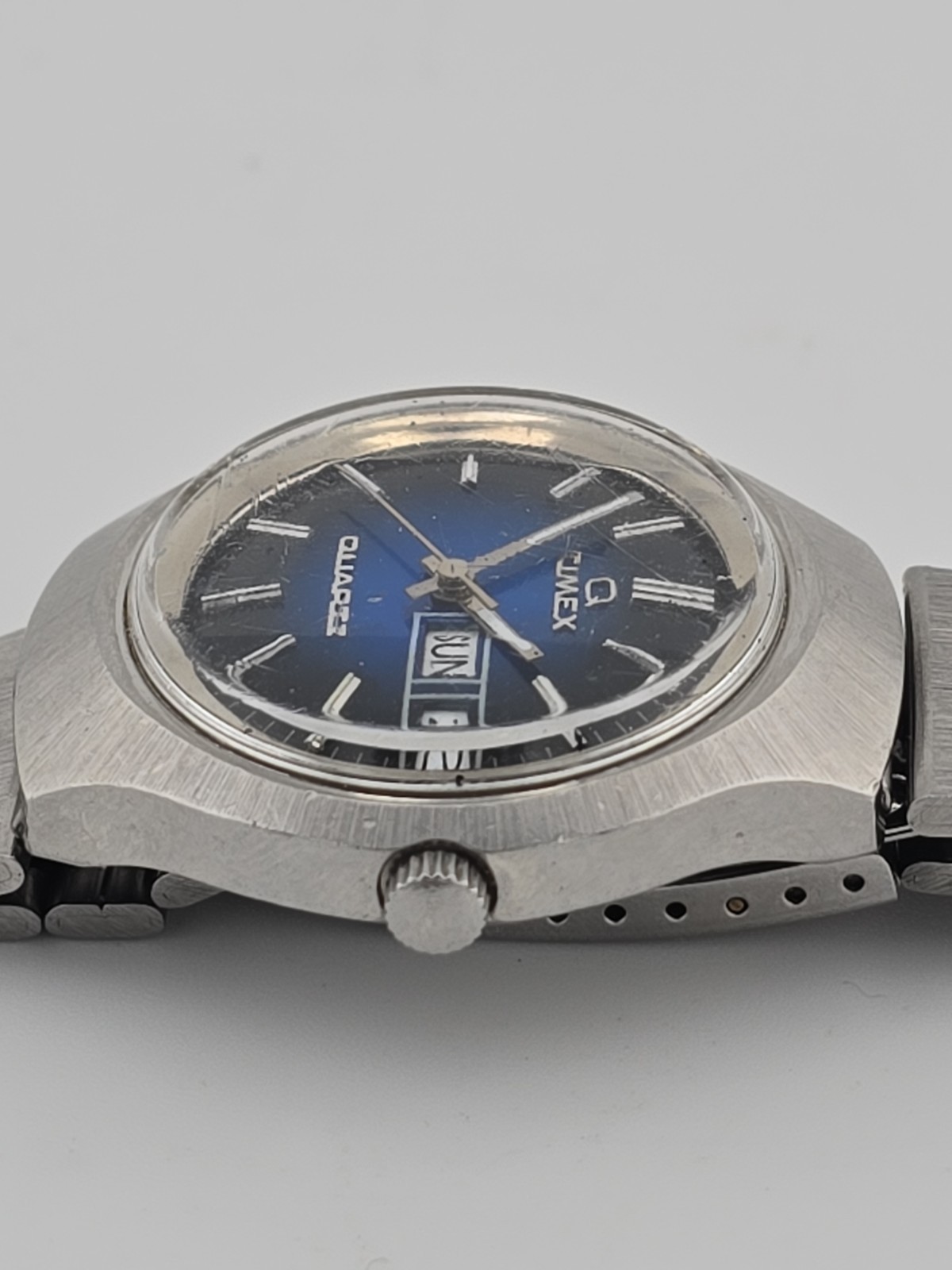 1970’s Vintage Timex Q Quartz Day-Date Watch Blue Dial 38mm w/ Bracelet – Works