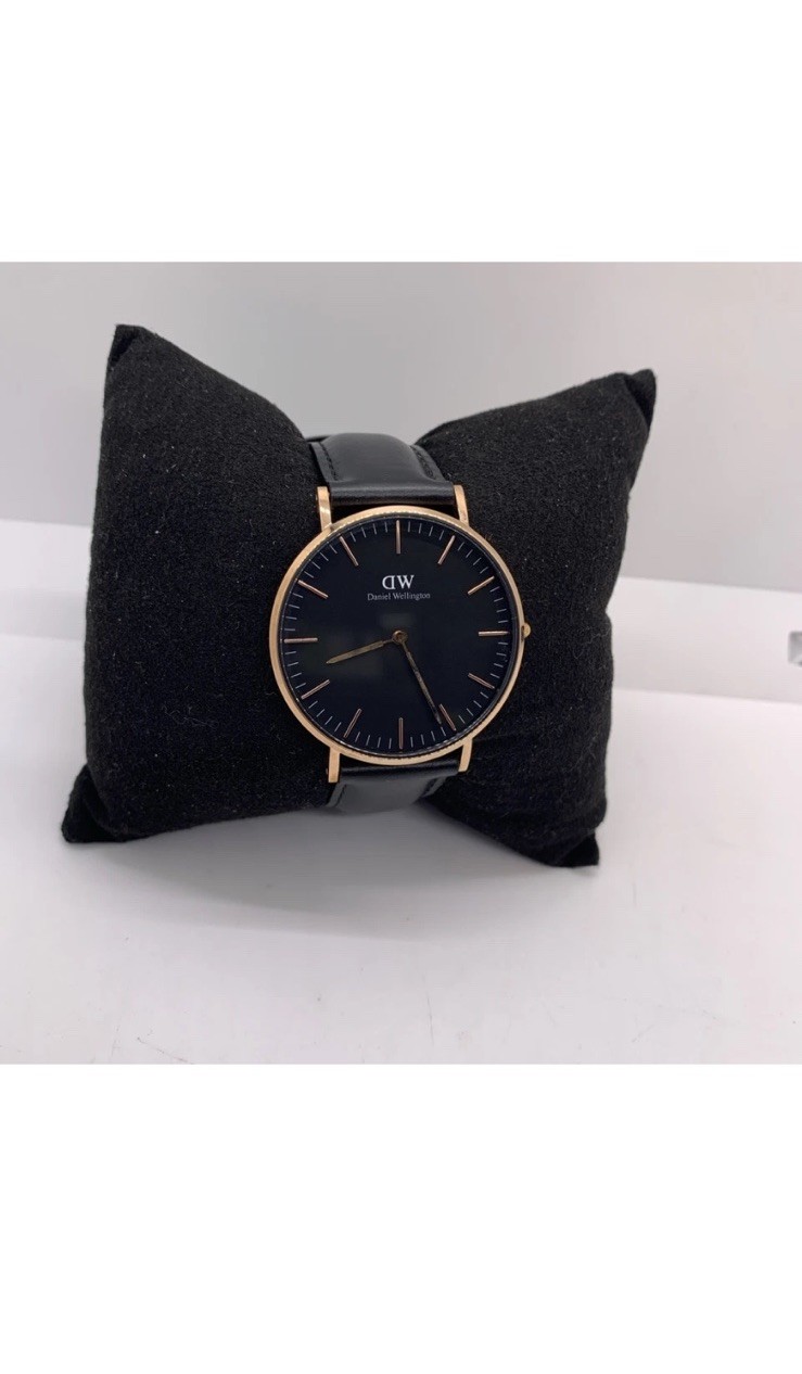 READ! Daniel Wellington Women’s Watch Rose Gold Leather Strap *NEEDS BATTERY!!!