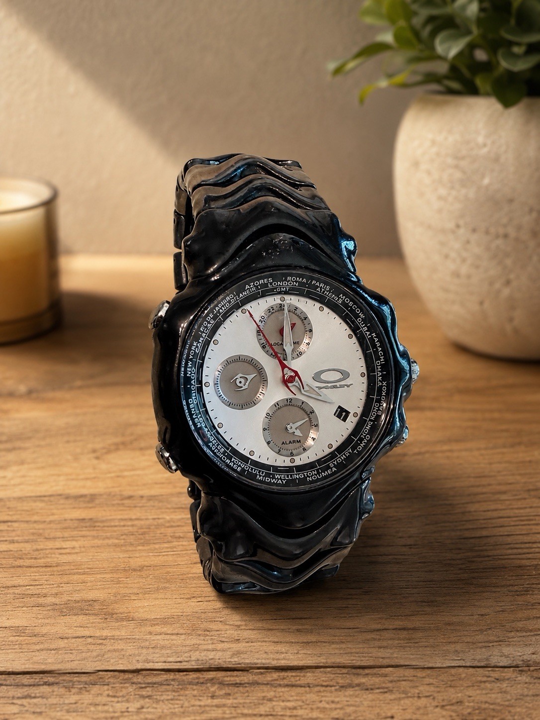 OAKLEY GMT Chronograph Watch White Dial World Time Sapphire Crystal. +2 links.