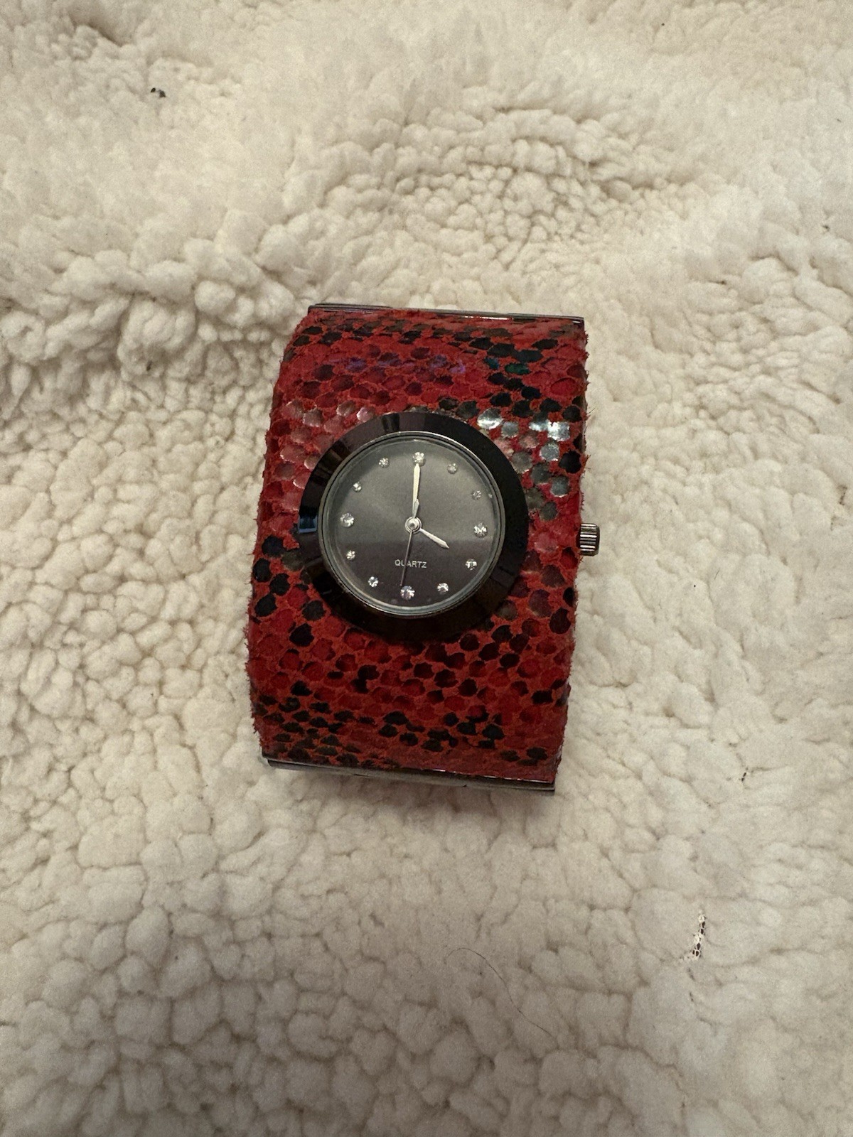 Red snake scale Pattern quartz watch No Battery Stainless Steel Back