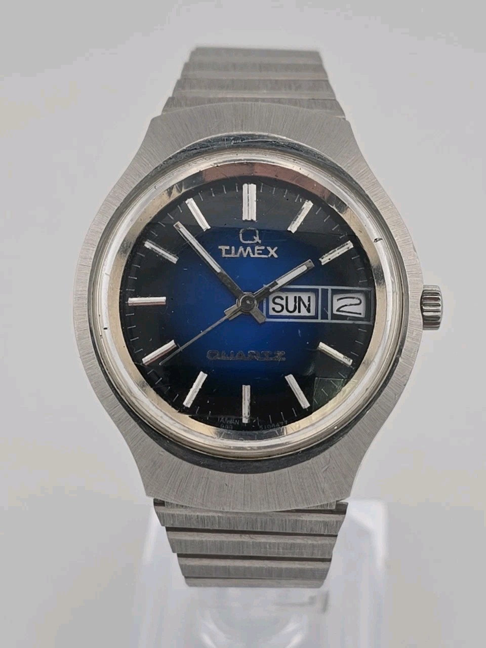 1970’s Vintage Timex Q Quartz Day-Date Watch Blue Dial 38mm w/ Bracelet – Works