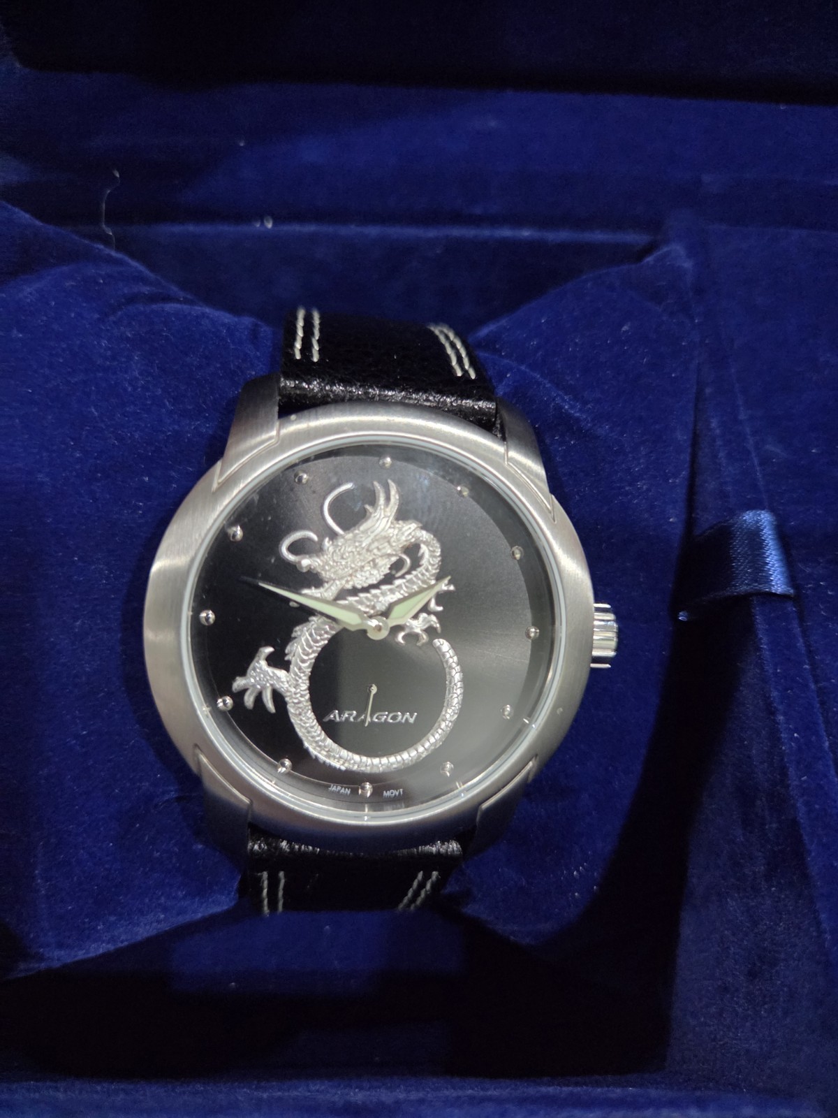 ARAGON Anviator Men’s Quartz 43mm Dragon Dial 100m Black Leather Strap Box