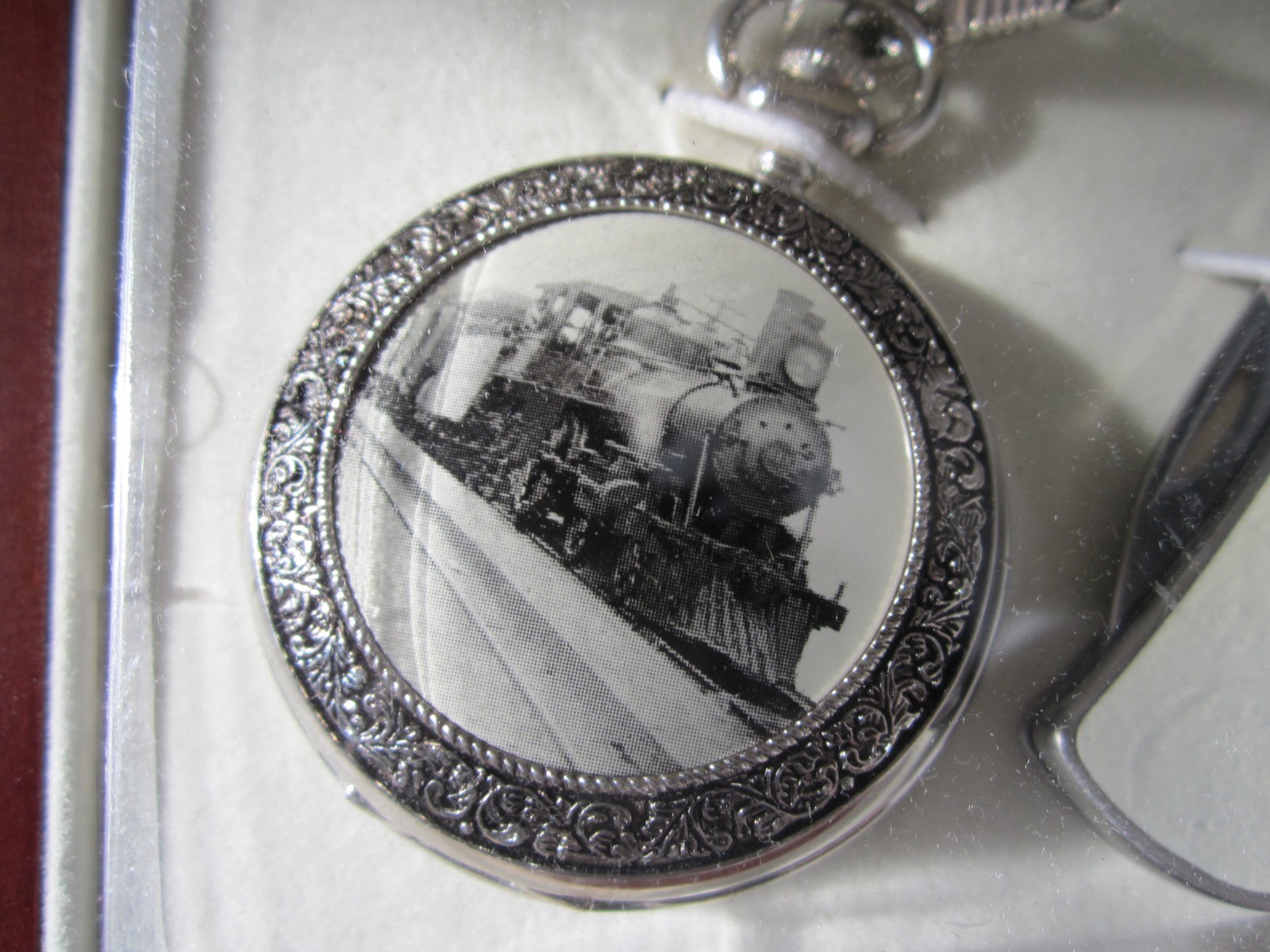BEAUTIFUL VINTAGE PRESTIGE BY WALTHAM RAILROAD POCKET WATCH & FOLDING KNIFE SET