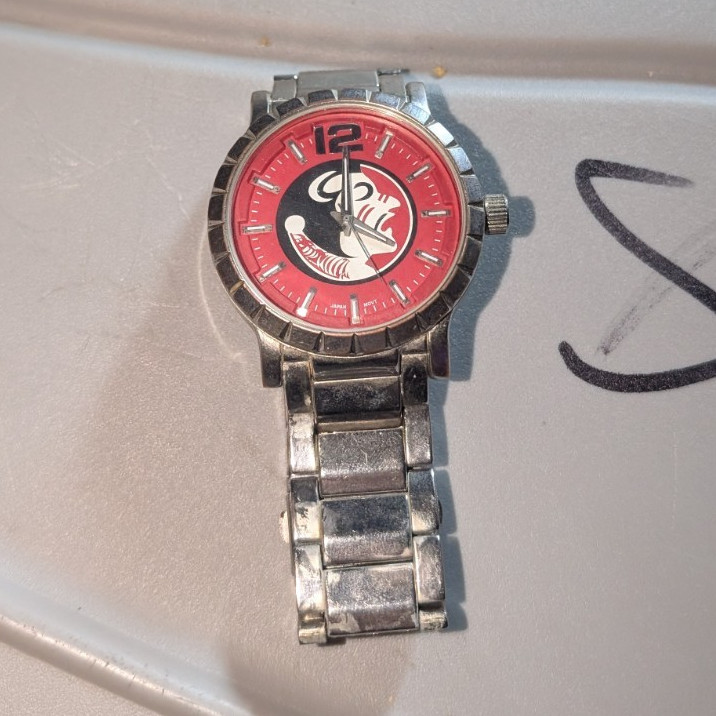 Quartz Analog Wristwatch Red Dial Arabic Numerals Silver-Tone Metal Bracelet