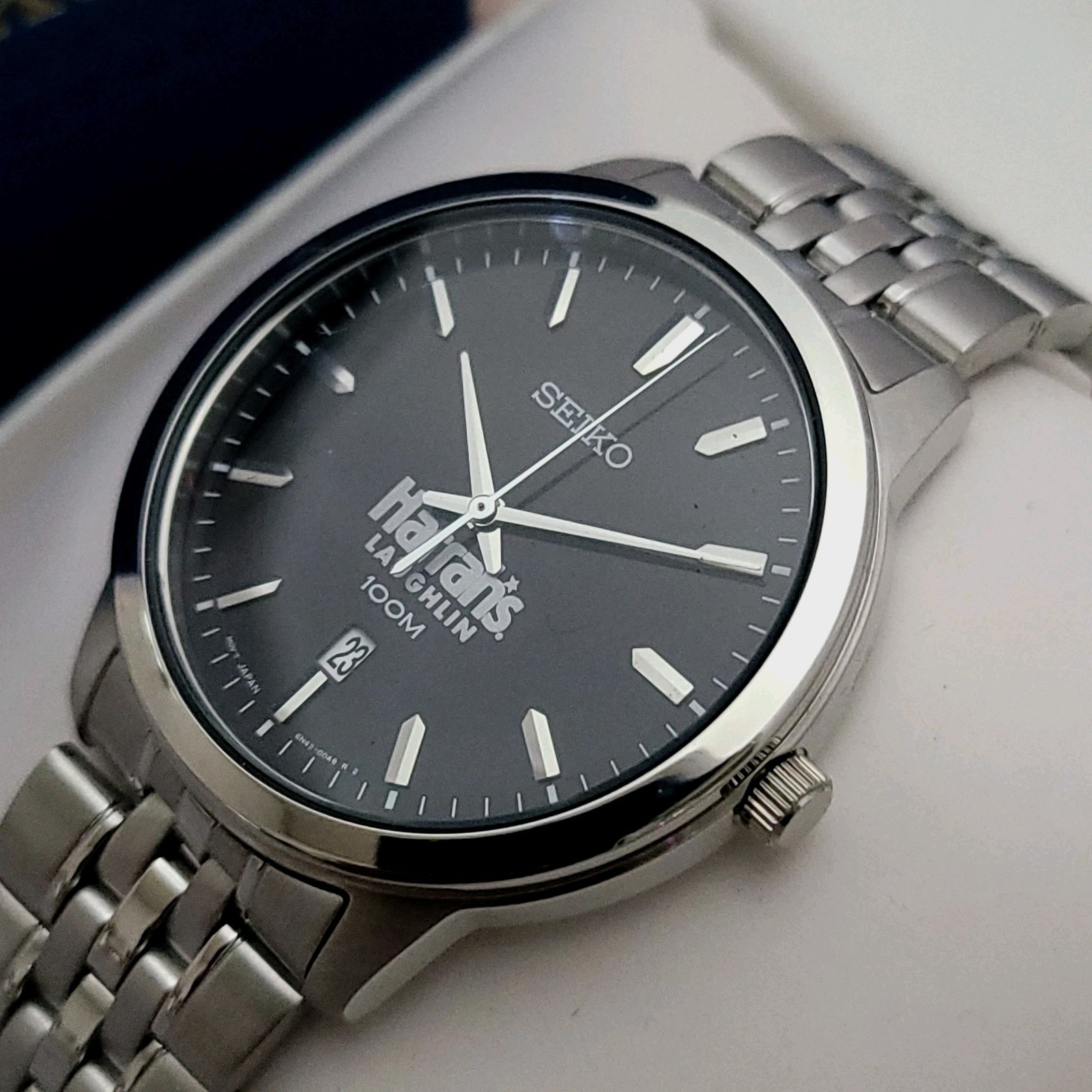 SQ7: NOS RARE MEN’S 41.5mm BOLD BLACK DIAL SEIKO HARRAHS DATE 100m WATCH A+ BOX