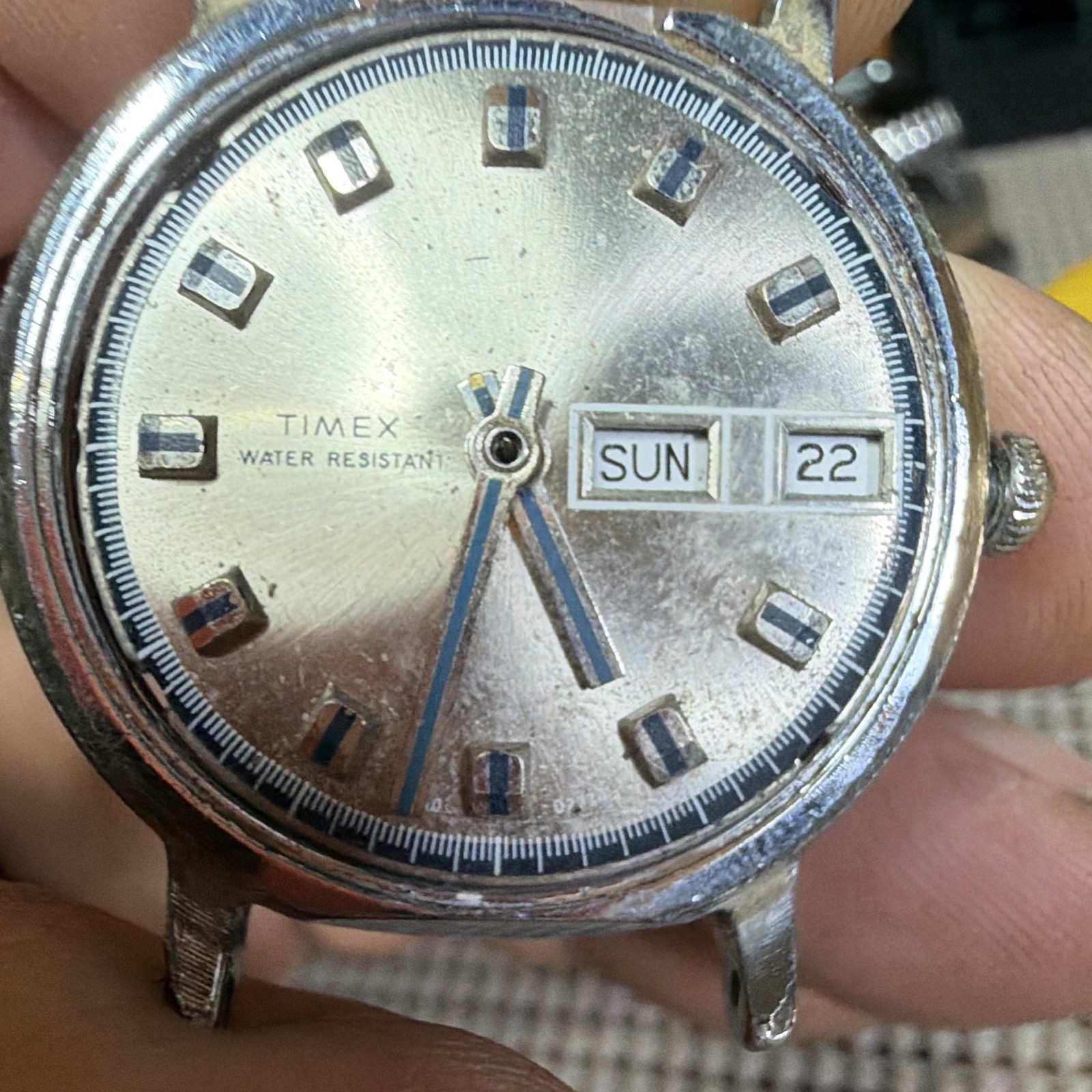 Timex Water Resistant Day/Date Analog Wristwatch Silver Dial Stick Indexes