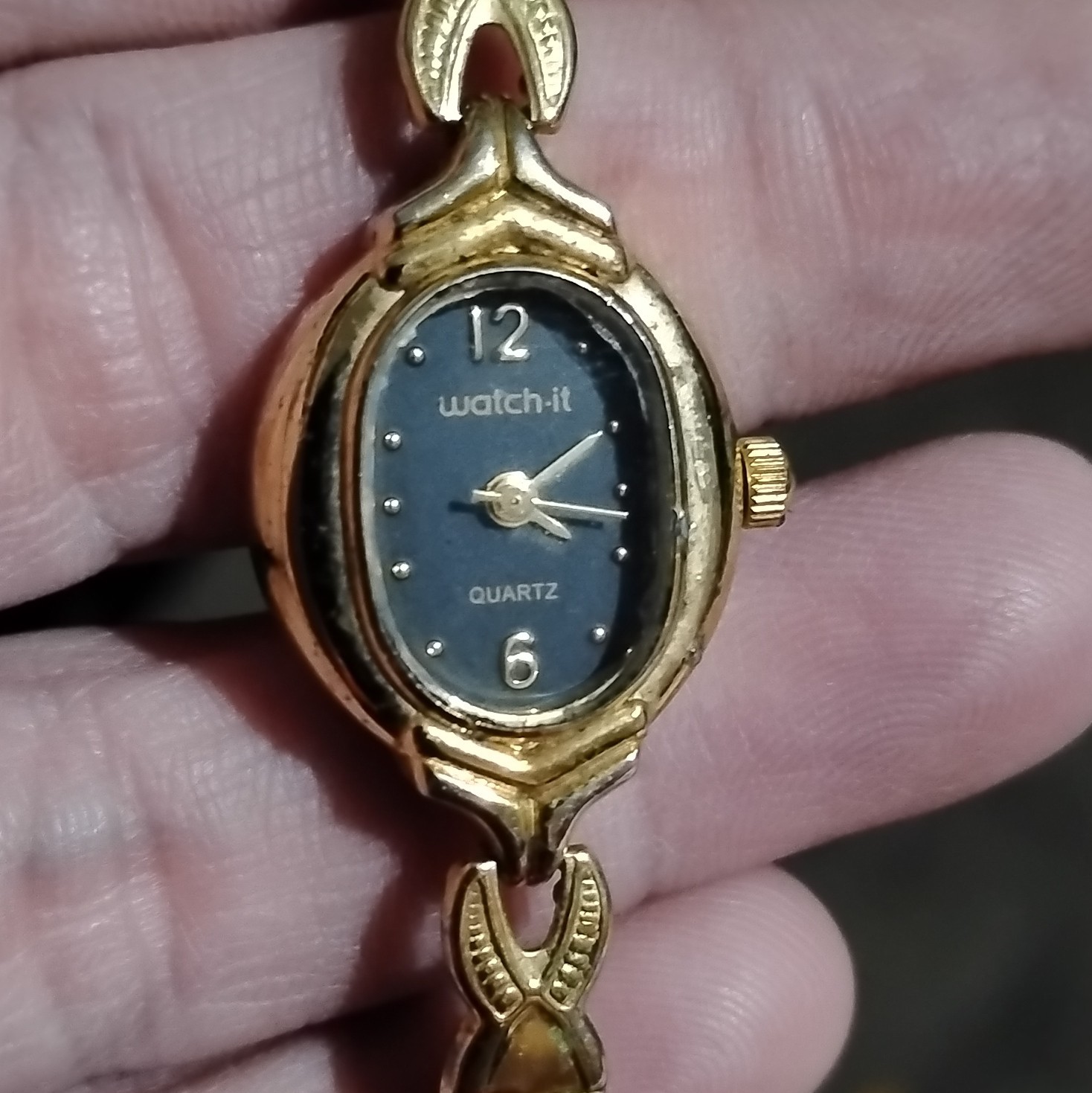 Watch-It Women’s Oval Gold Tone Quartz Analog Dress Watch Black Dial Bracelet
