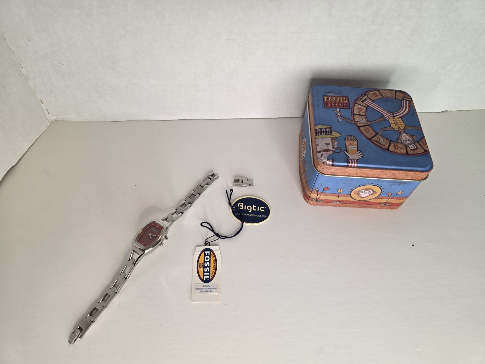 Vintage Fossil Circus Tin and Watch NEW Big Tic ES-9566 Red Women’s Wrist Watch