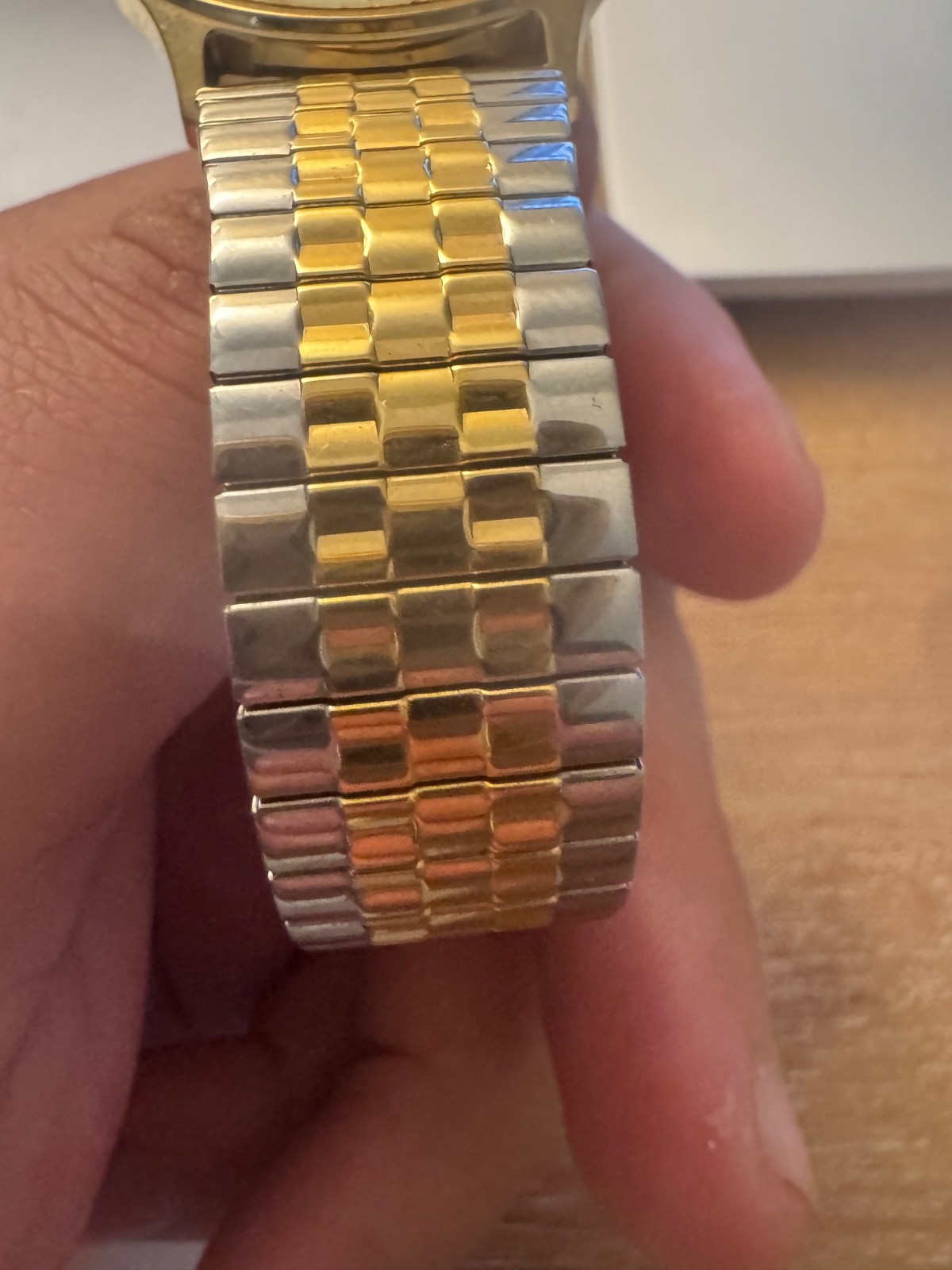 Vintage Timex Gold Tone Mens Quartz Watch Date Expansion Stretch Band Water Resi