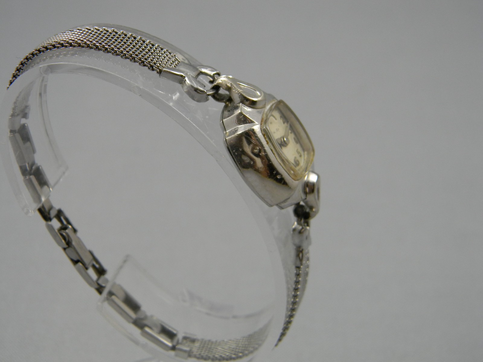 Vintage Caravelle by Bulova Watch Women 16mm 7 Jewel Manual Wind Clasp Band 6.5″