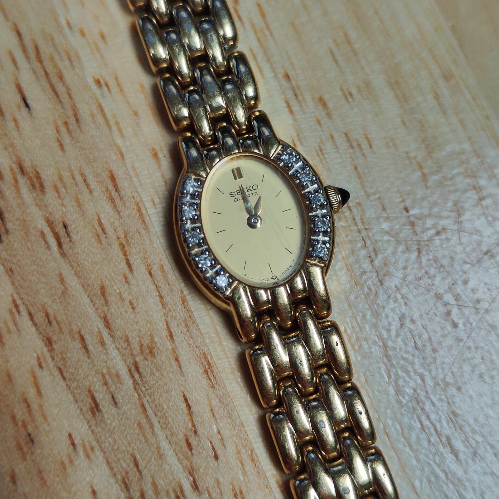 Vintage Seiko Women Ladies Gold Metal Oval Face Diamond Accent 1F20-5G19 Watch