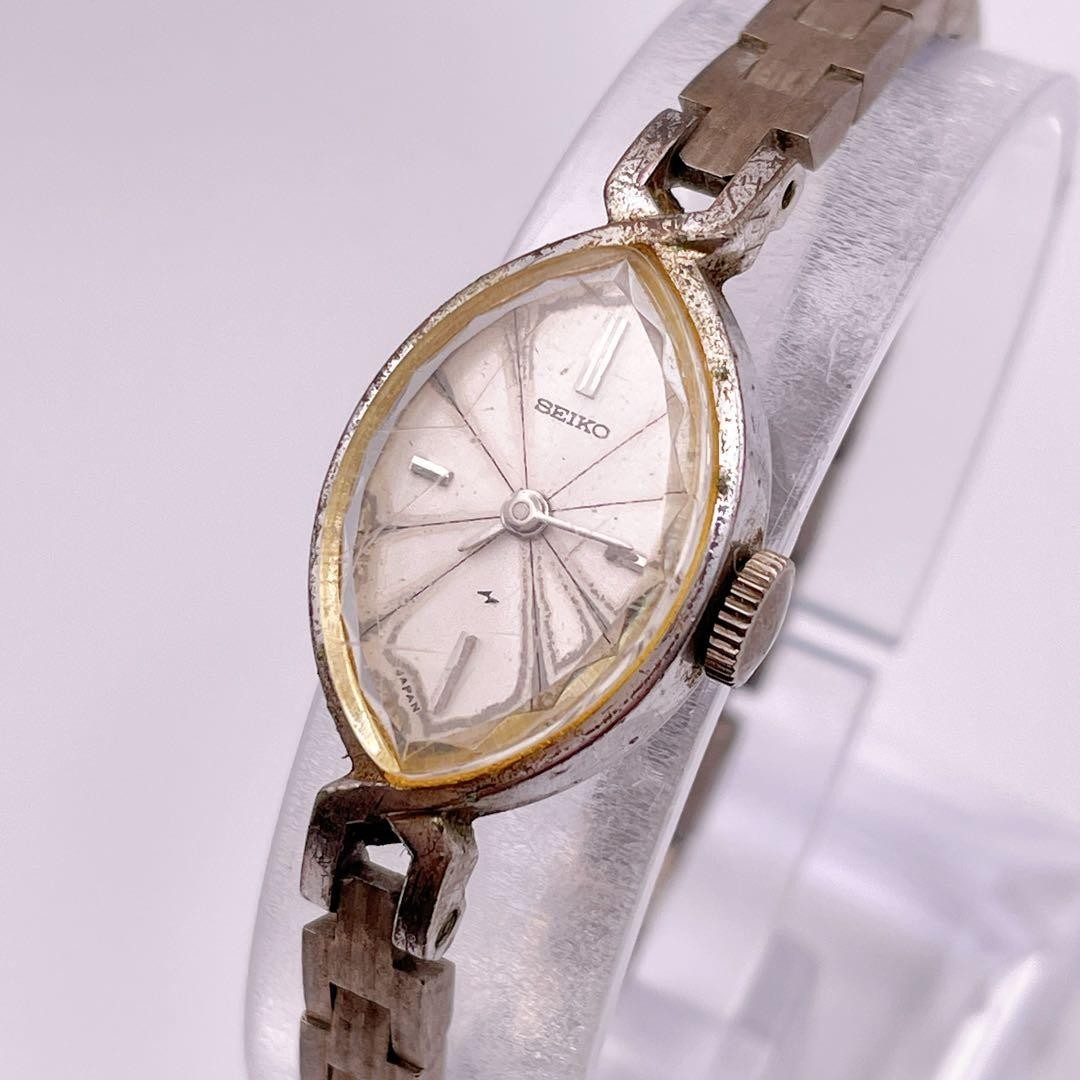SEIKO Vintage Ladies Watch – Silver Almond Cut Glass Hand-Wound – 0.6in Case