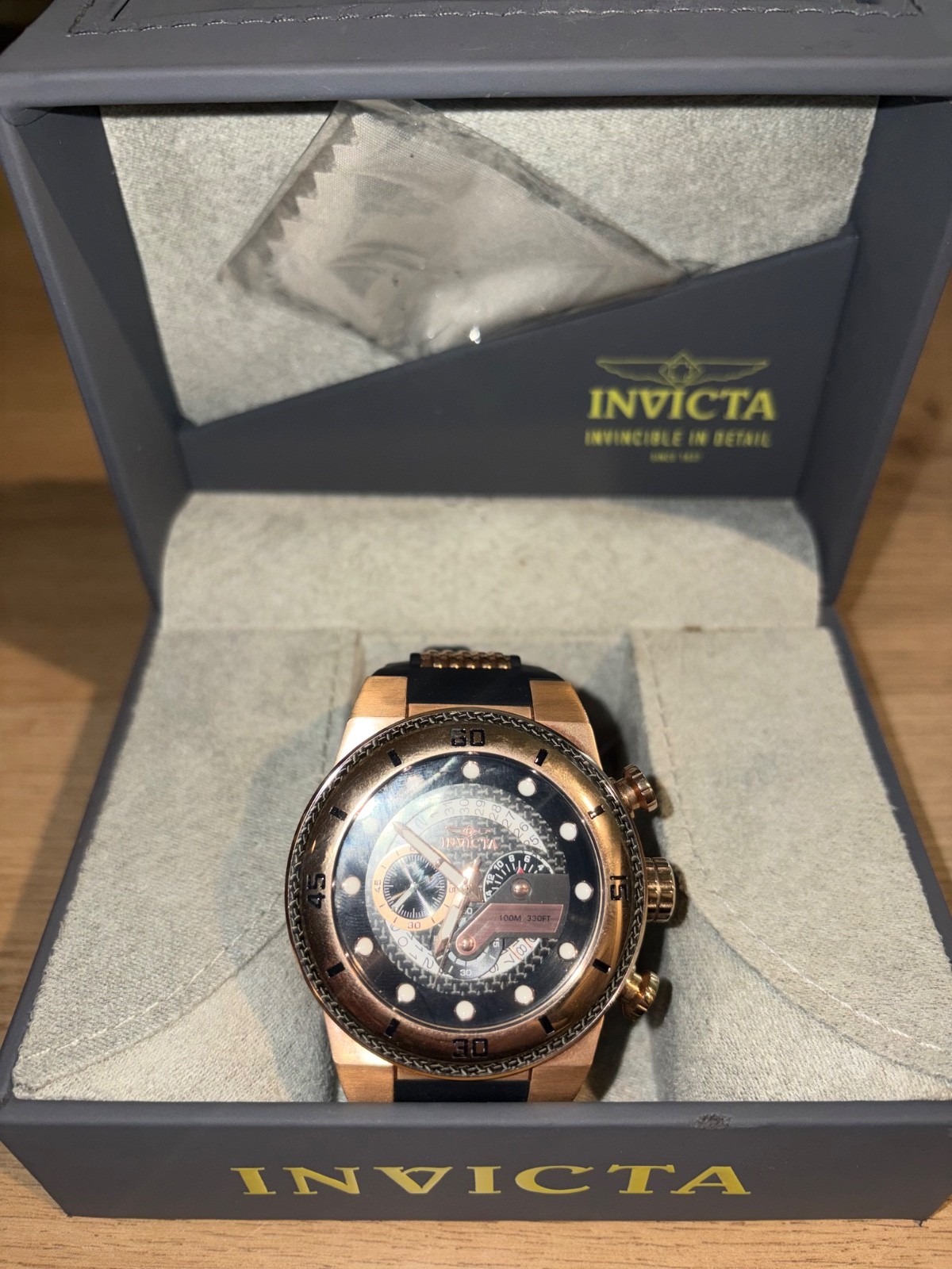 This Invicta S1 Rally men’s watch features a large 51mm rose gold-tone