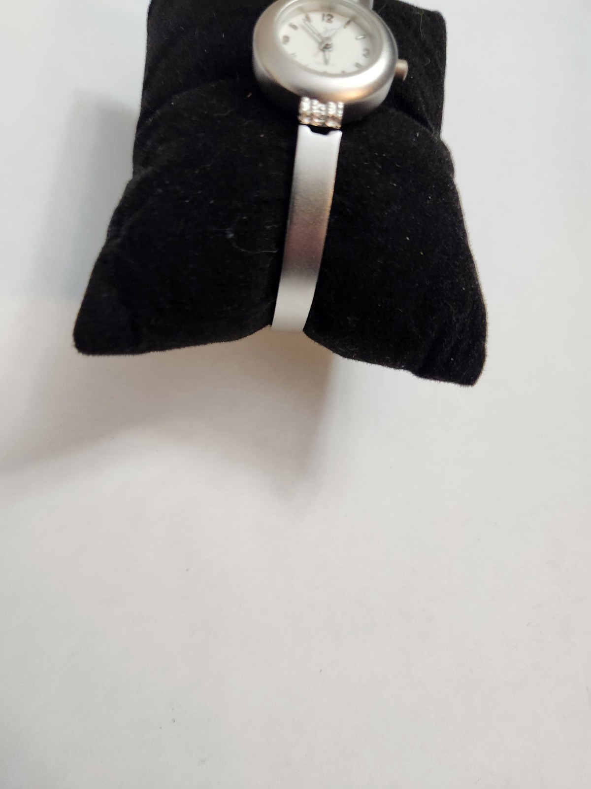 Women’s M Quartz Silver Owl Bangle Watch. Analog Dial Dress/Formal