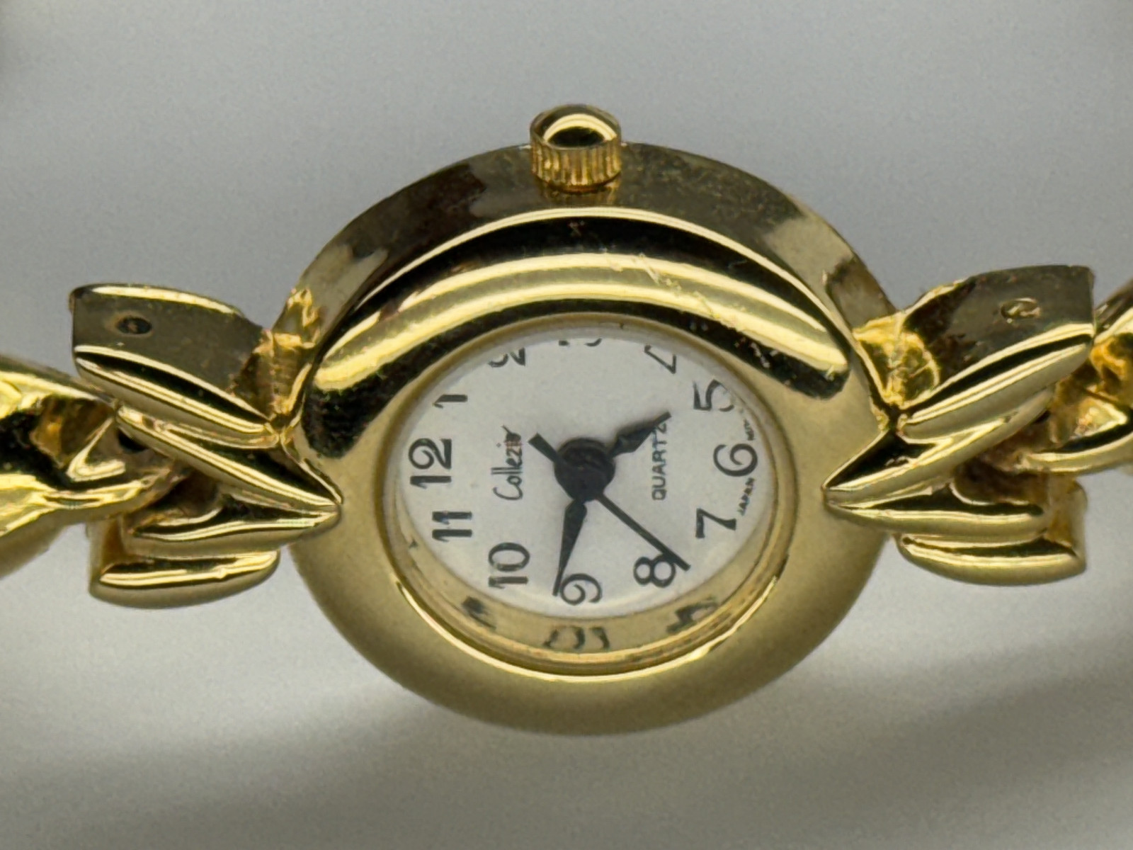 Women’s Collezio Quartz Wristwatch Gold Tone Dolphin Bracelet Analog Linked READ