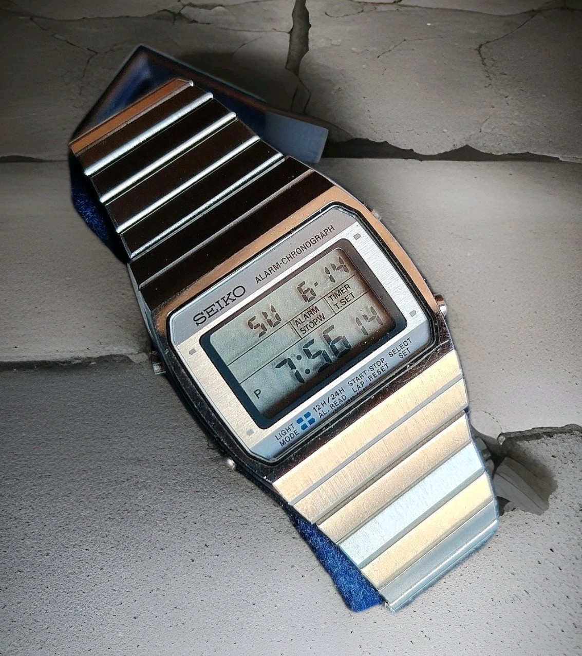 SEIKO QUARTZ A939-5010 ALARM CHRONO DIGITAL LCD DISPLAY VINTAGE.