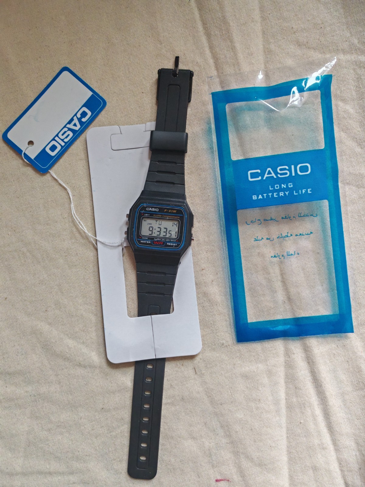 CASIO F-91W Unisex Wristwatch Black Long Bat Life Roubust water resistant