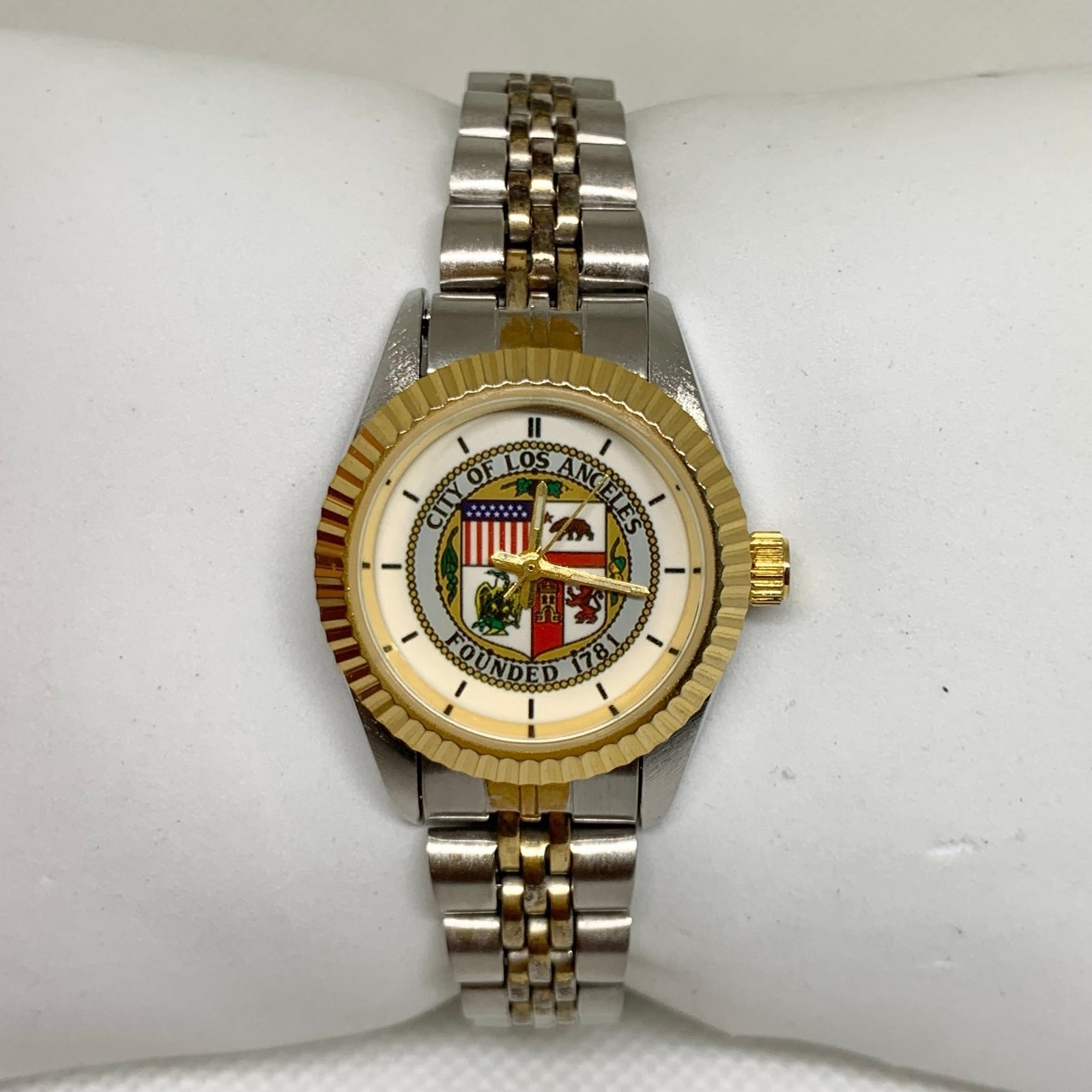 Vintage women’s watch classic City of Los Angeles quartz analog 26mm 7” running