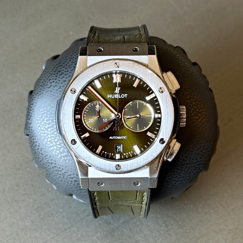 Hublot Classic Fusion Chronograph 42mm Titanium Green (2022) – Full Set
