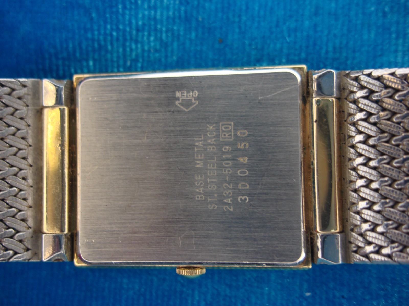 VINTAGE SEIKO 2A32 QUARTZ WRISTWATCH – SEEN SOME WEAR BUT STILL RUNNING WELL
