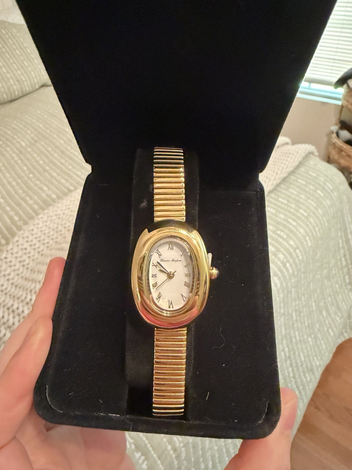 Heaven Mayhem Amara Women’s Quartz Oval Watch White Dial Roman Gold Bracelet Box