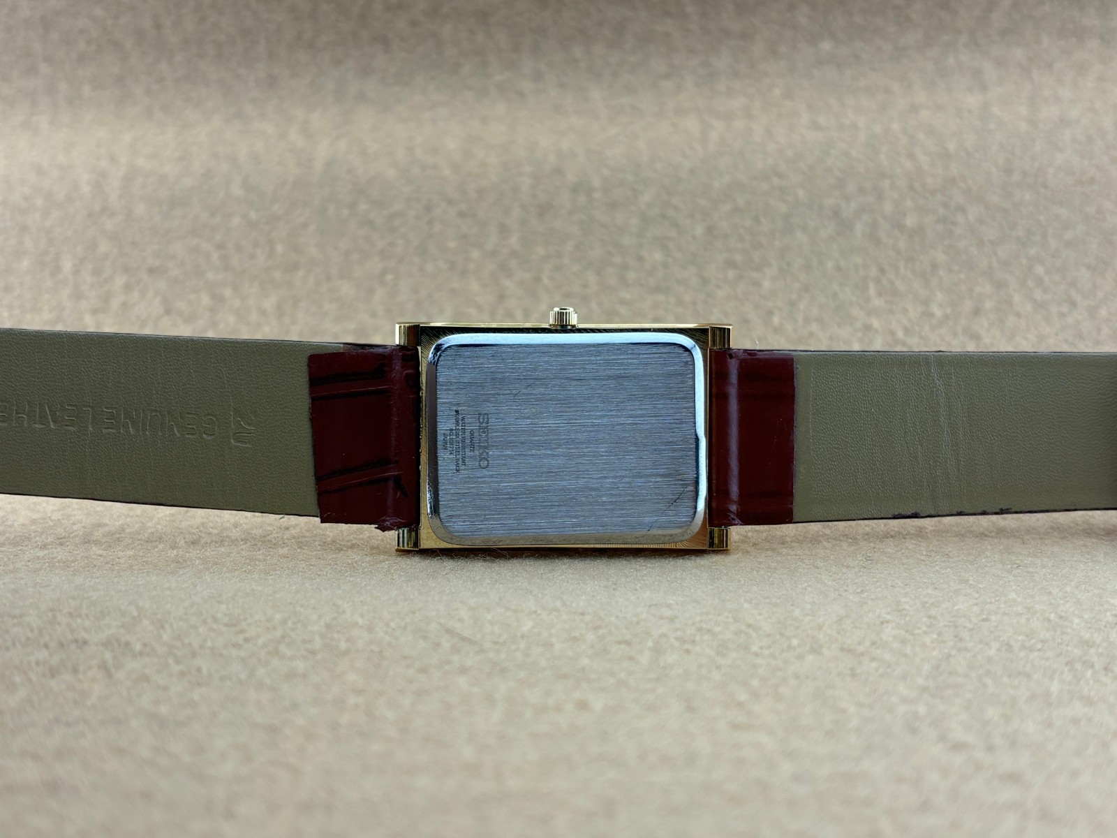 RED DIAL GOLD CASE Vintage Seiko Slim Quartz Men’s WristWatch
