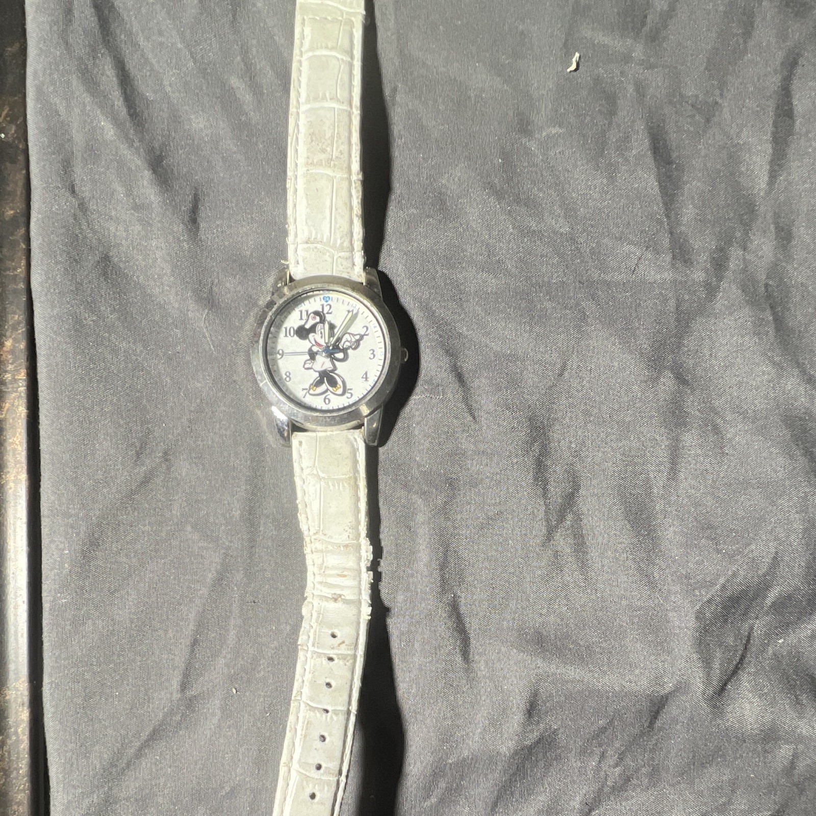 Disney Minnie Mouse Women’s Quartz Analog Watch White Dial Leather Strap 30mm