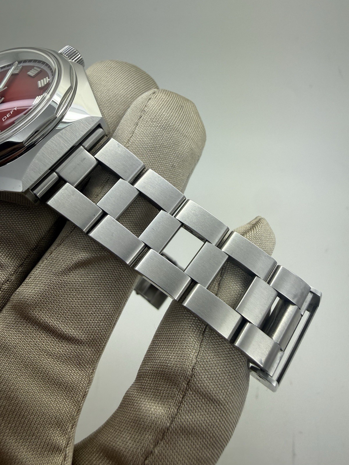 2023 Zenith Defy Revival Red Dial 37mm Auto A3691 03.A3642.670/3691.M3642 B+P
