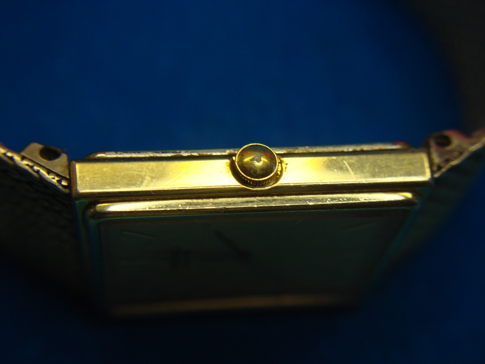VINTAGE SEIKO 2A32 QUARTZ WRISTWATCH – SEEN SOME WEAR BUT STILL RUNNING WELL