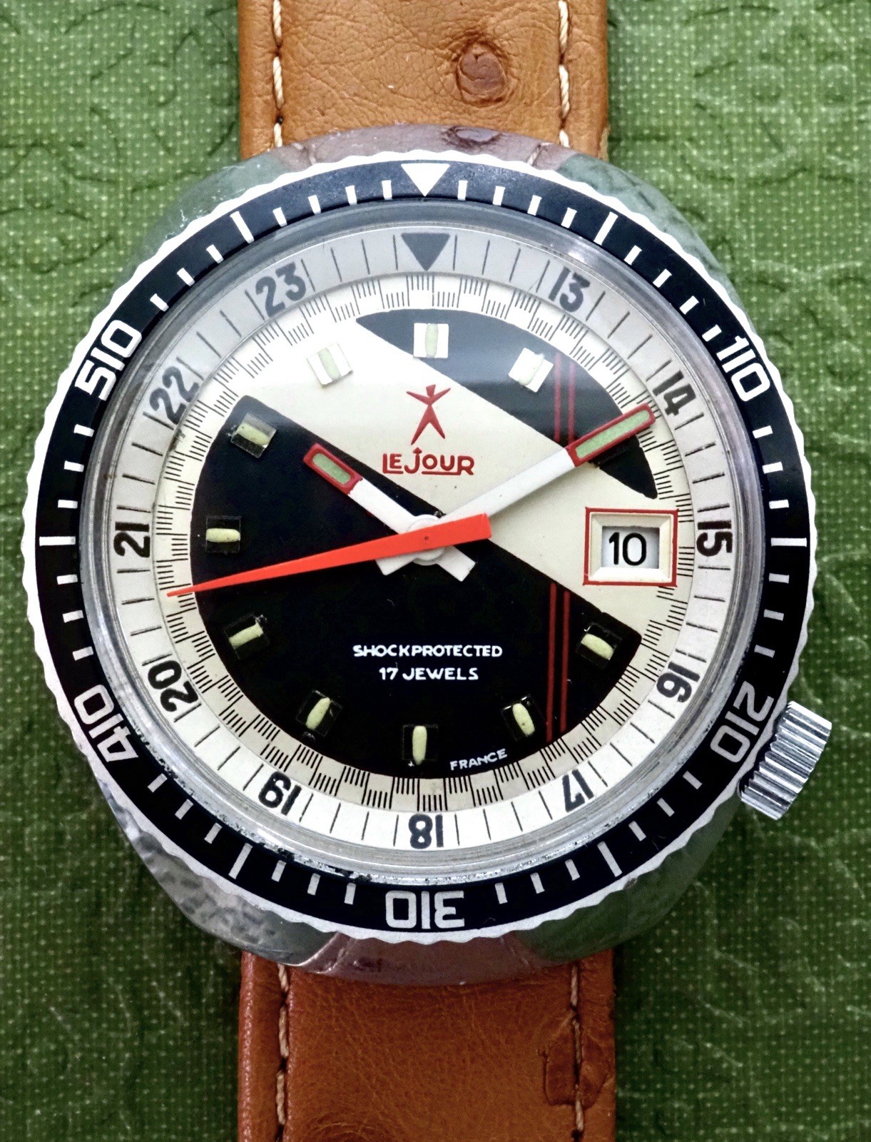 SUPER COOL VINTAGE 70’s LE JOUR 38mm MANUAL WIND WATCH w/ RACING DIAL – SERVICED