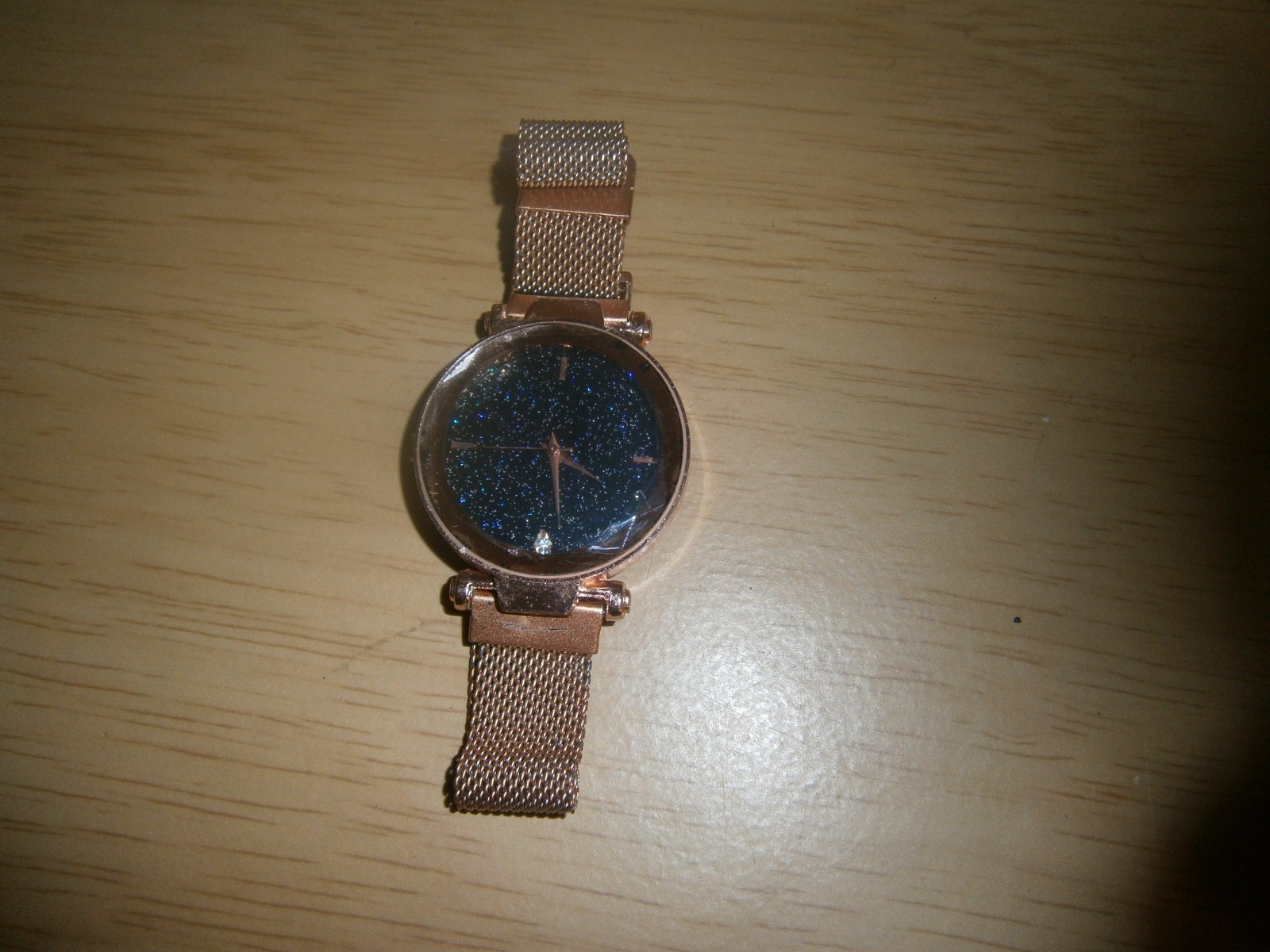 Early 2000’s golden bronze magnetic strap/glitter dial ladies quartz watch(E22a1