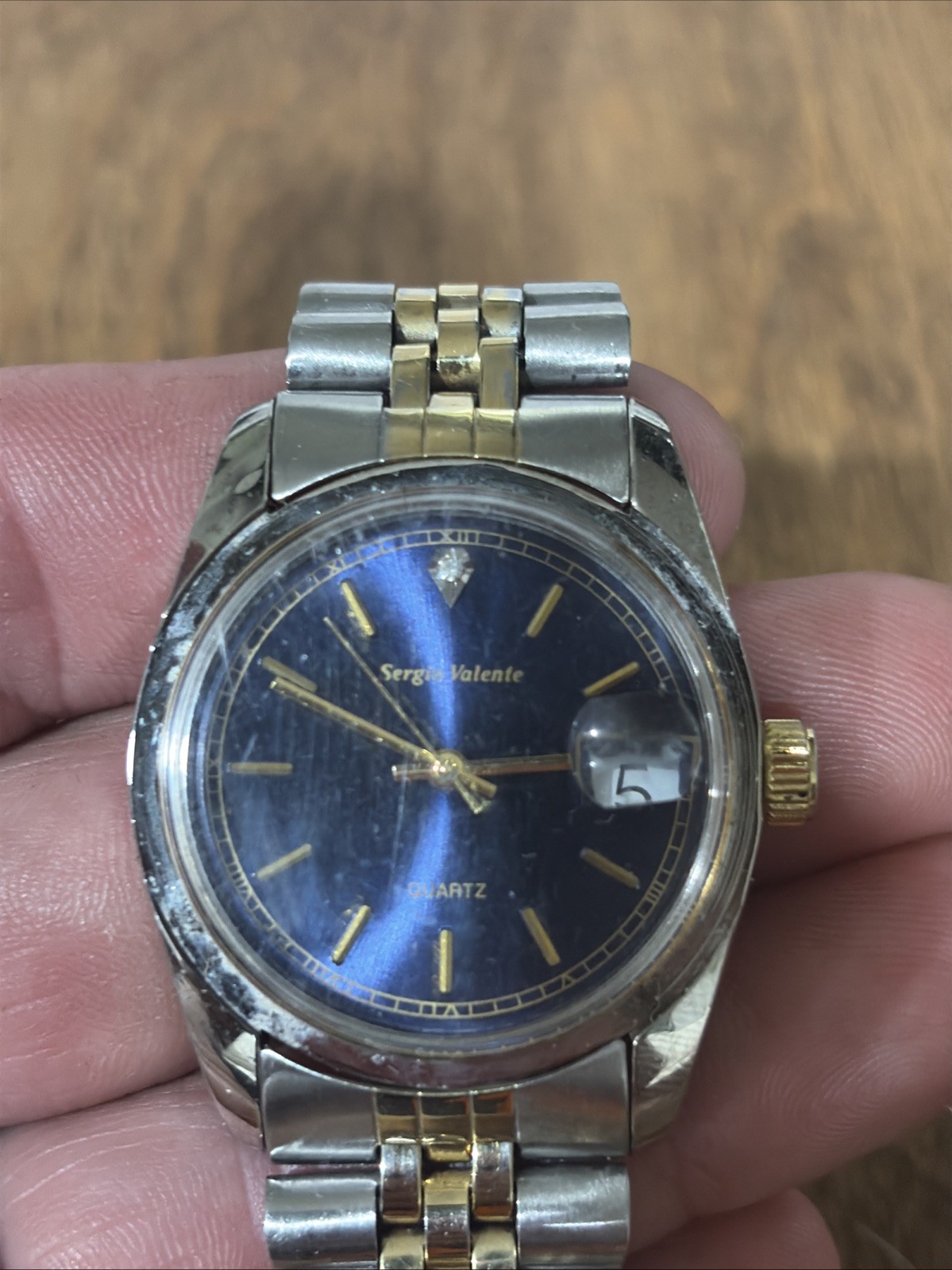SERGIO VALENTE QUARTZ WATCH Requires a Battery