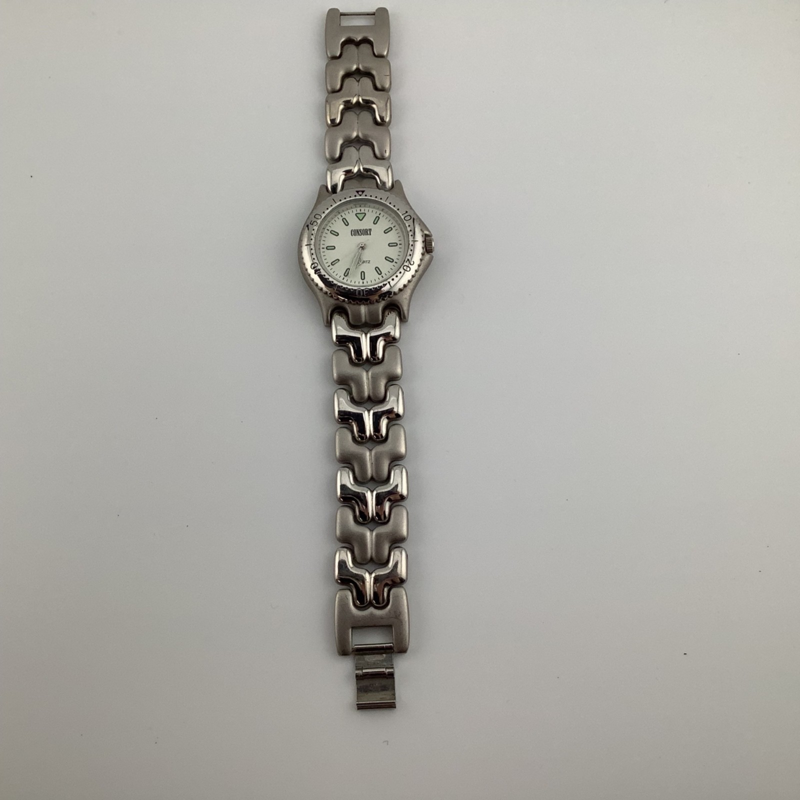 Vintage Consort Chunky Polished & Brushed Silver Tone Analog New Battery White