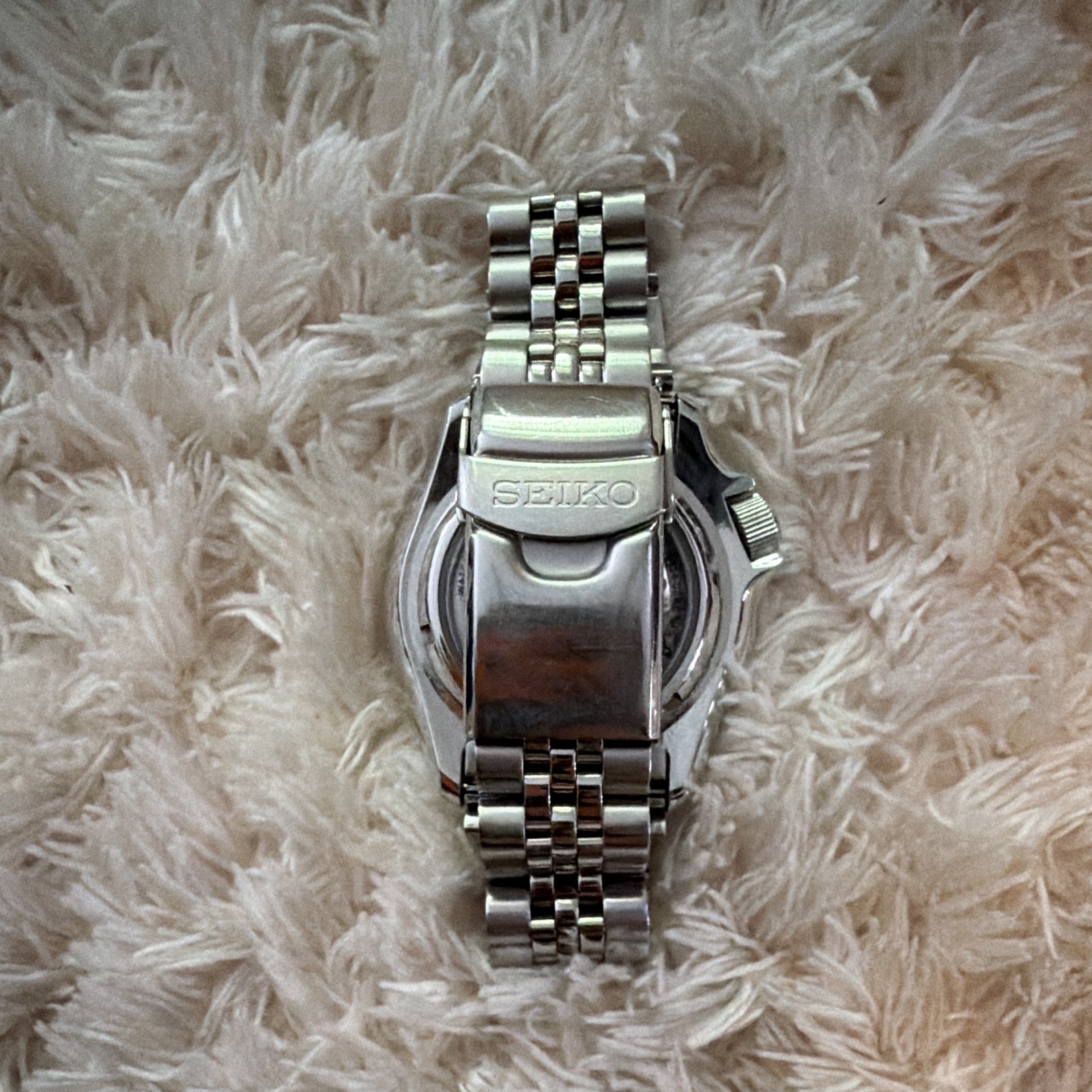 Seiko 5 Men’s Automatic Watch Black Dial Date Black/Gold Bezel 42.5mm