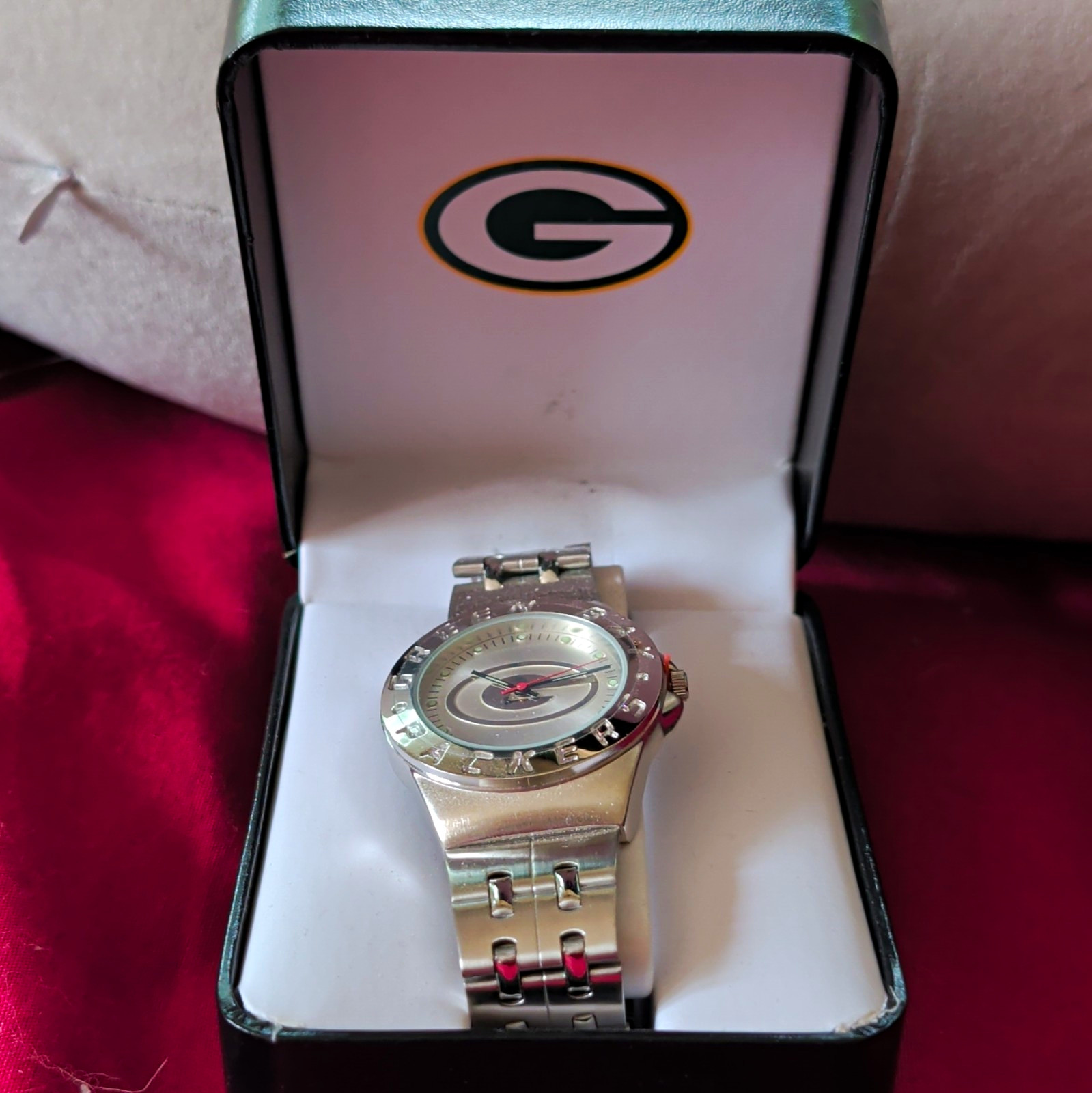 Green Bay Packers Logo Dial Quartz Analog Silver-Tone Metal Bracelet Watch Box
