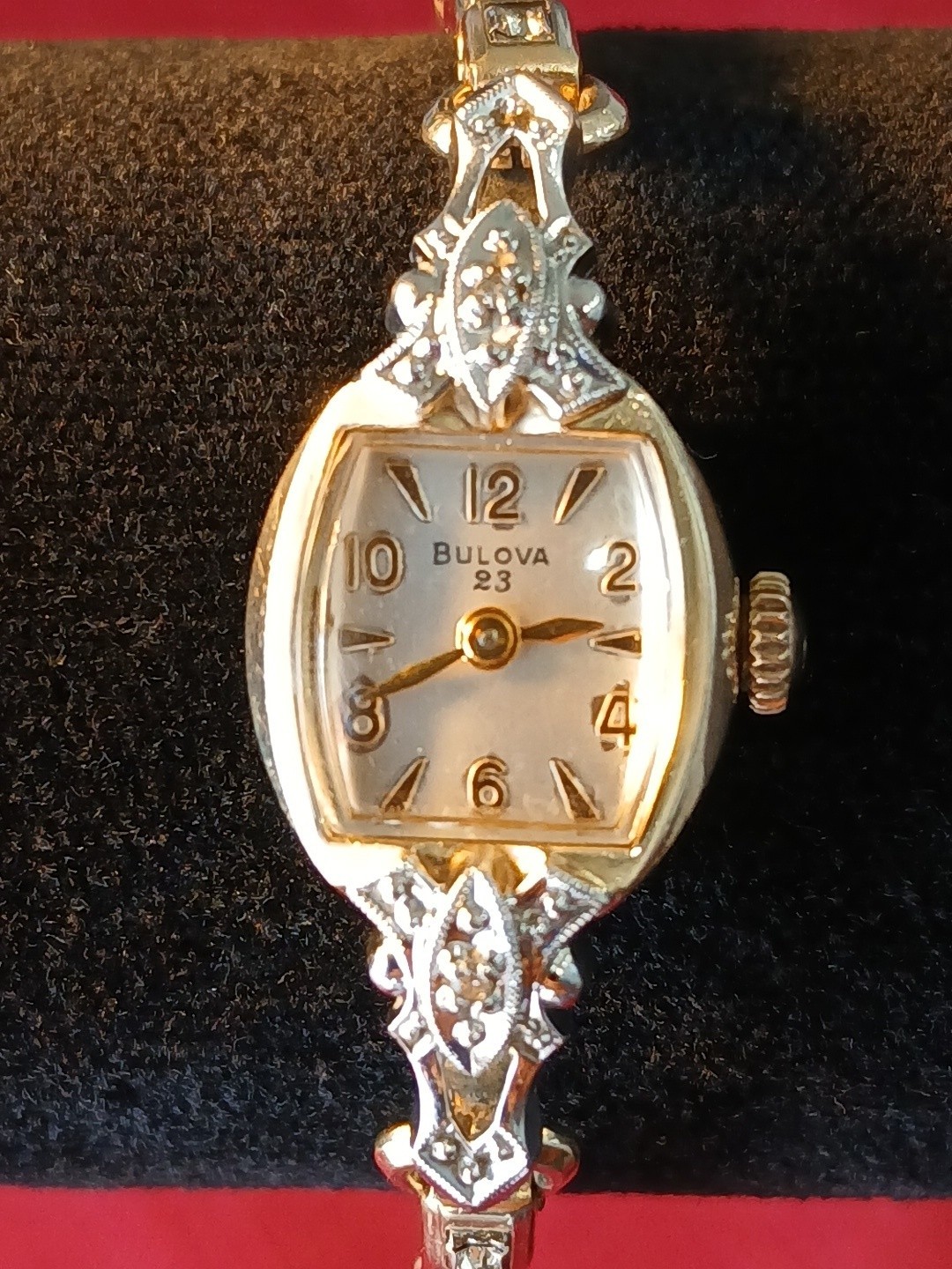 Vintage Beutiful Diamond 1954 Bulova 23 M1 23 jewels 5AD Movement, 10k G Plate