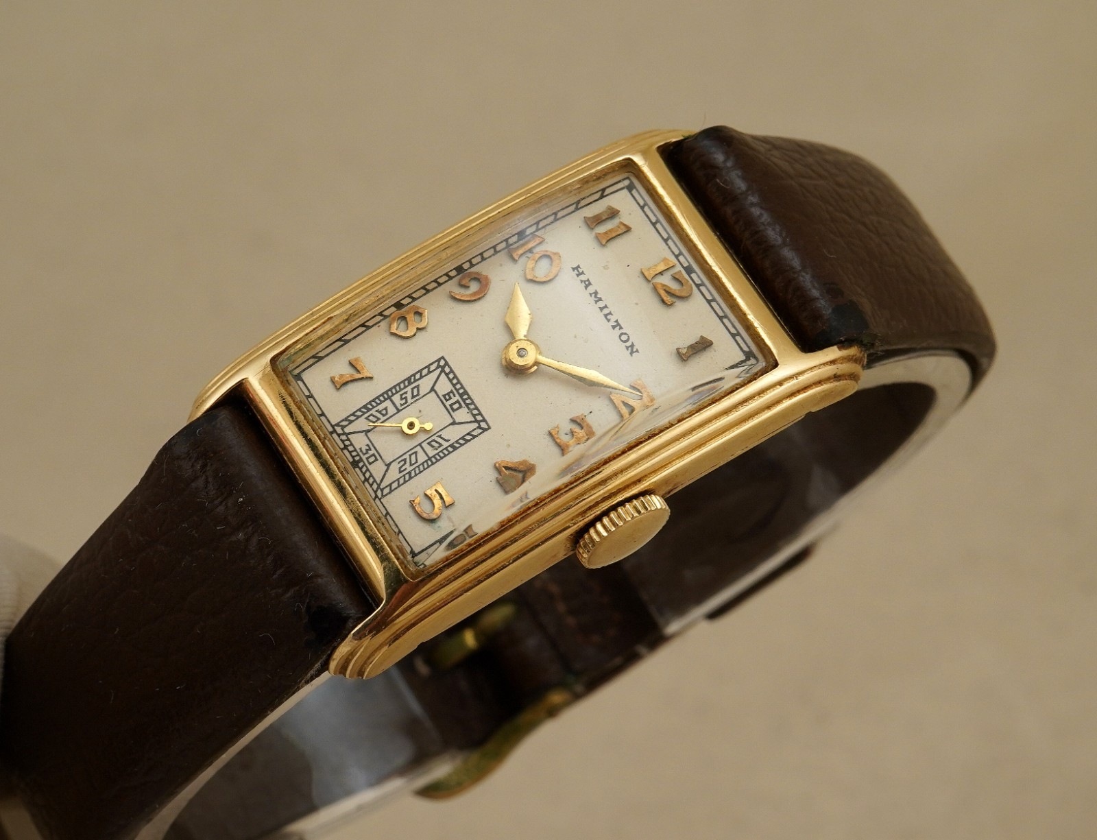 VINTAGE HAMILTON SHERWOOD 14K GOLD 20MM WIDE FANCY-SHAPE ARABIC NUMBERS 1930-40S