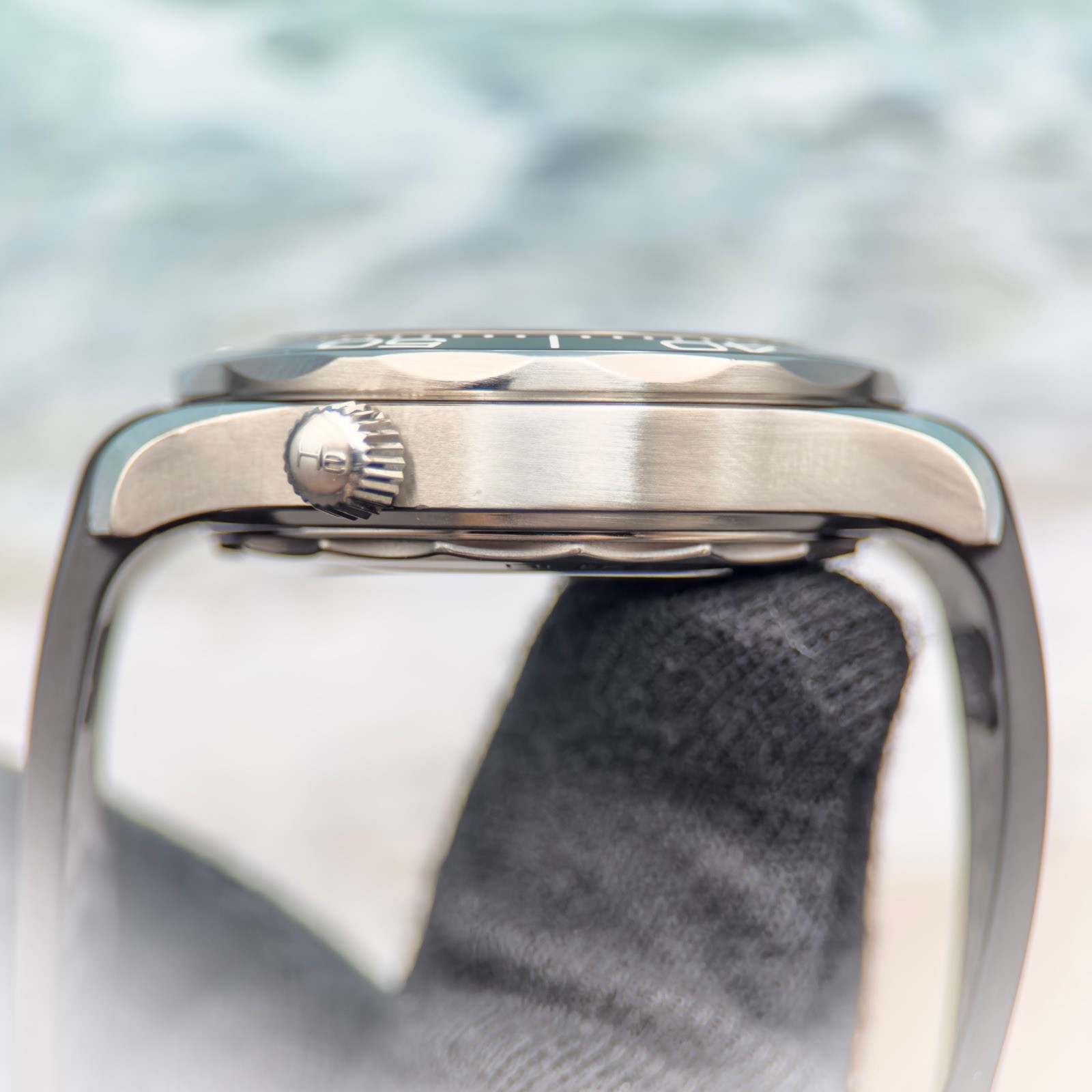 OMEGA Seamaster Diver 300M 210.32.42.20.04.001 – White Wave – Box & Papers