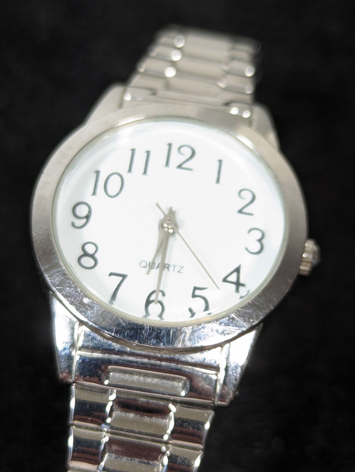 Womans White Dial Round Silver Tone Case Stainless St Stretch Band Watch 6.5 In
