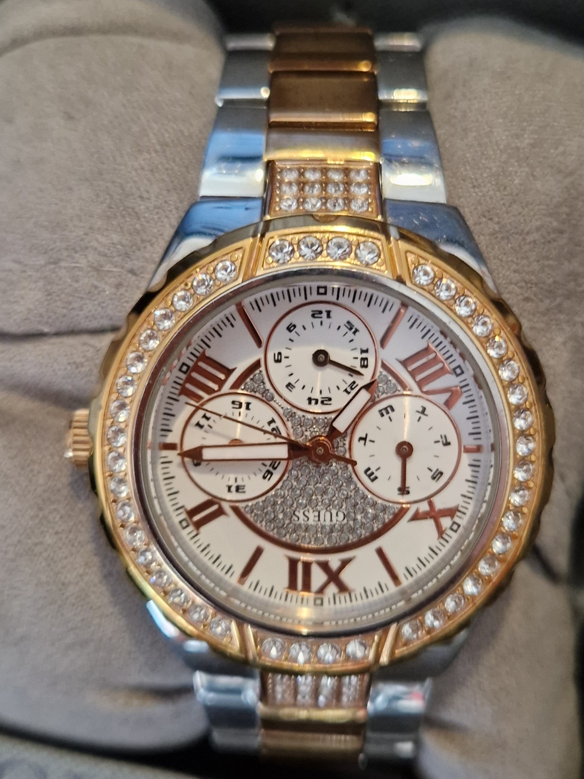 Guess Ladies Viva Range watch W0111L4 pre-loved Great condition