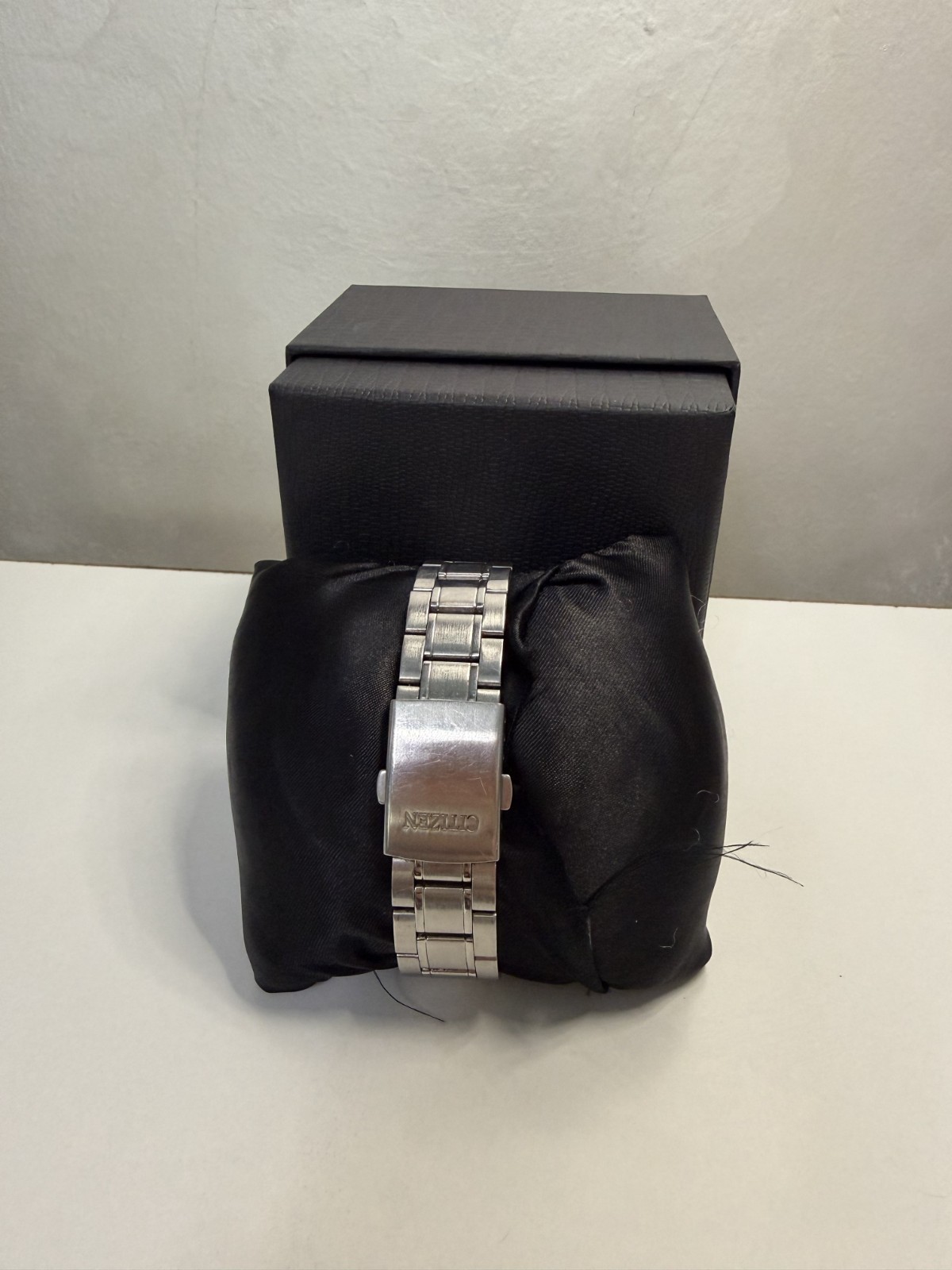 Vintage Citizen Quartz Day-Date Silver Dial Base Metal Men’s Watch 1112-R10888